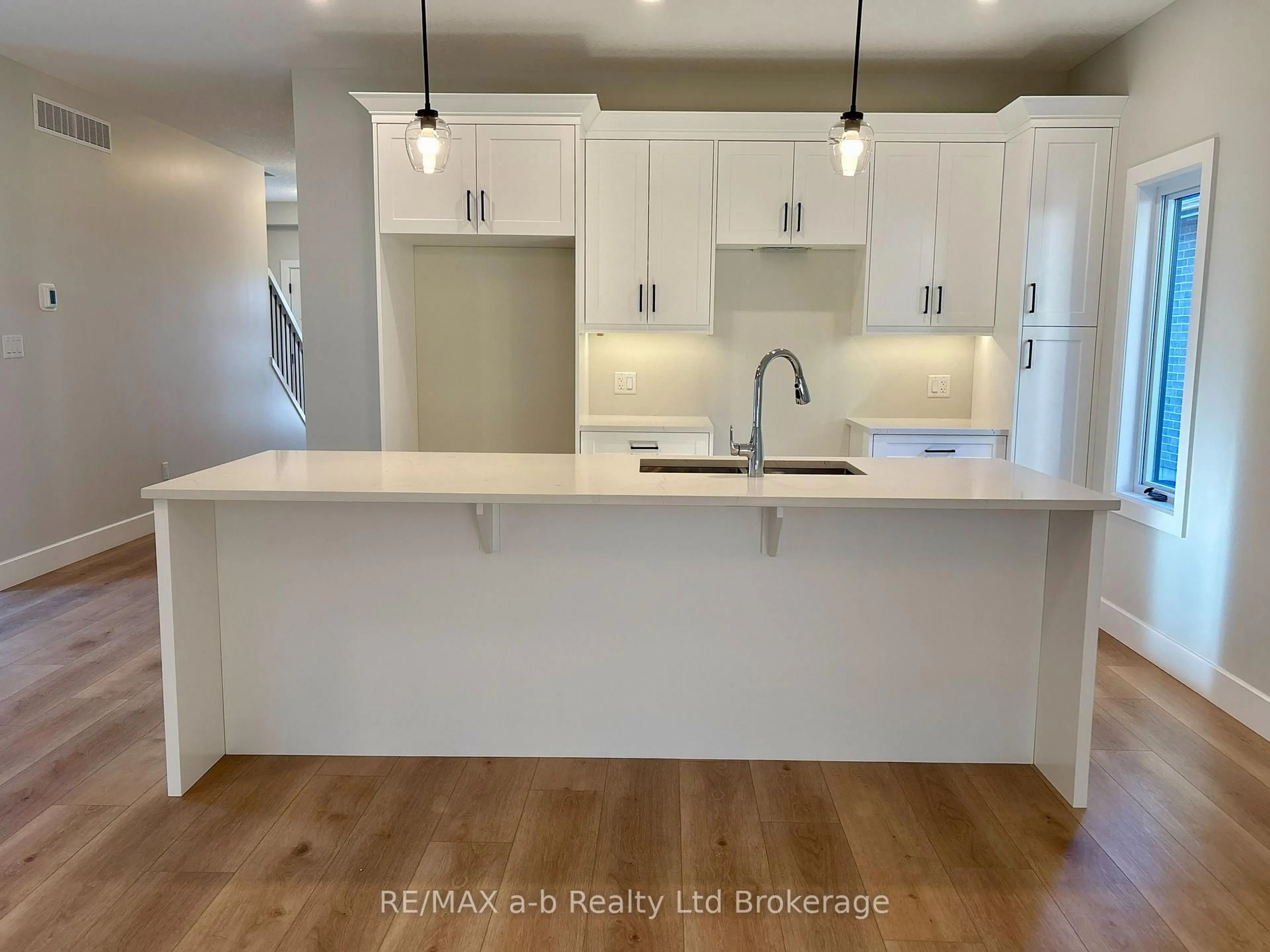 Open concept kitchen, unknown for 41 Cash Cres, Ingersoll Ontario N5C 0E2