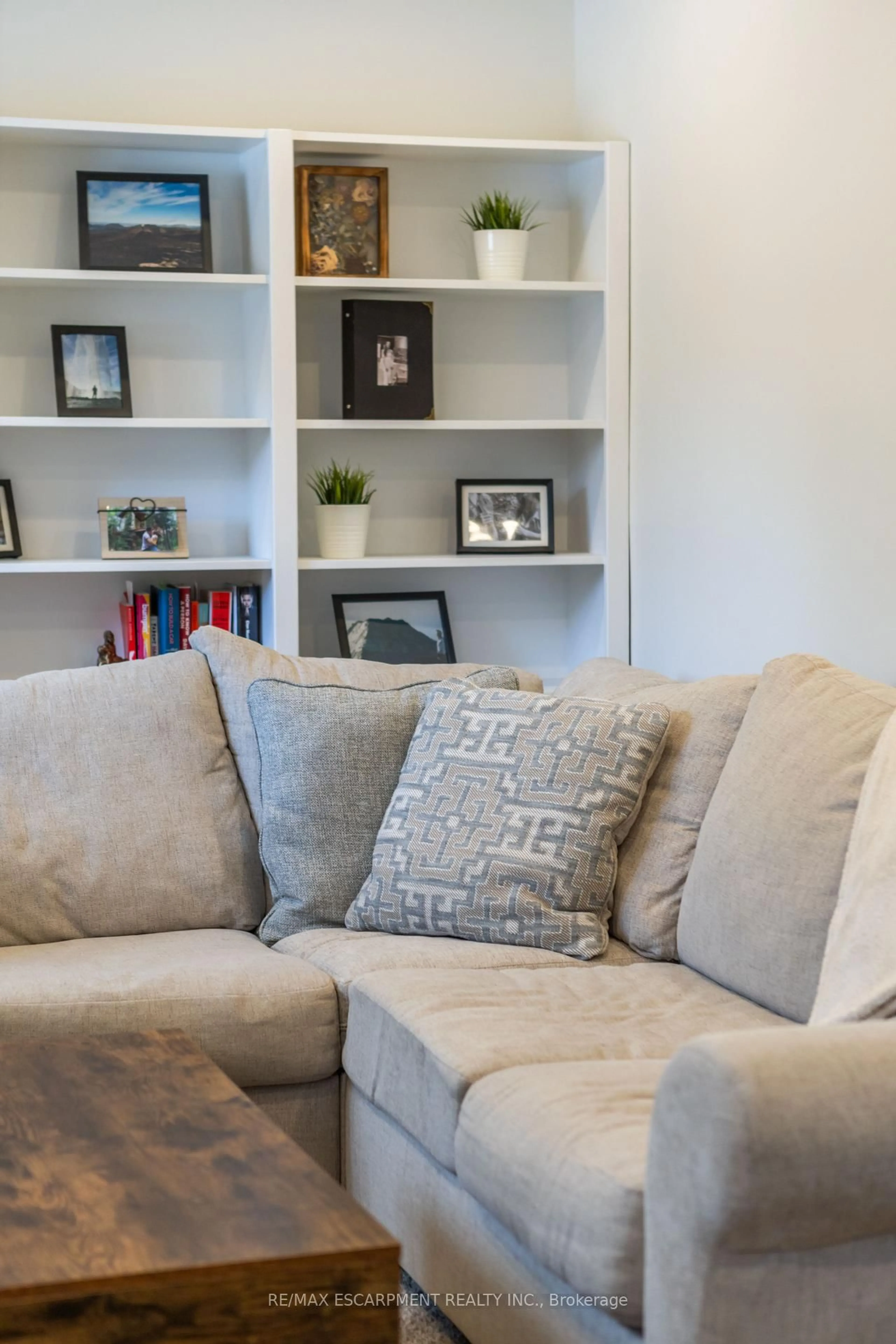 Living room with furniture, unknown for 72 Athenia Dr, Hamilton Ontario L8J 1S8