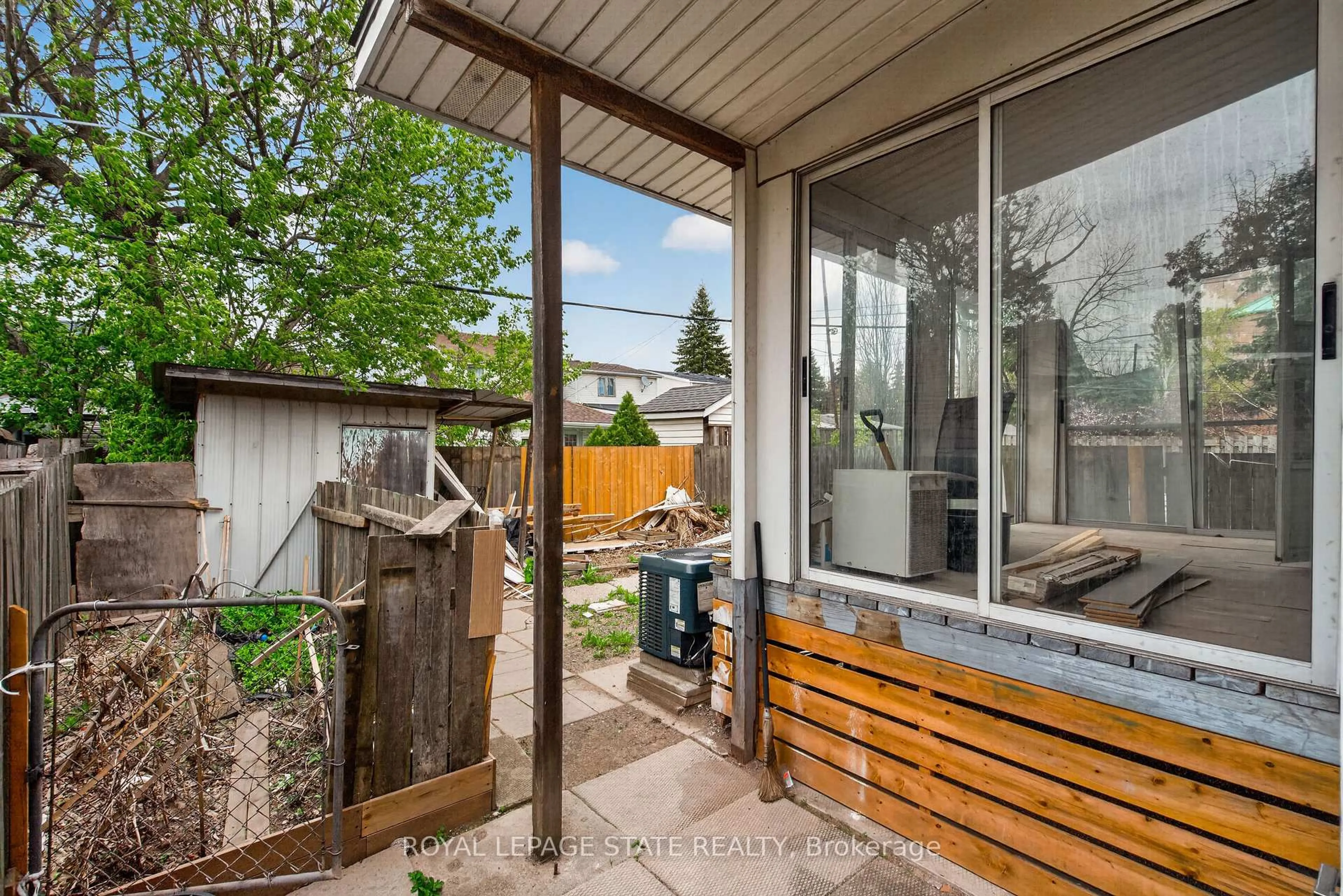 Patio, street for 1385 Barton St, Hamilton Ontario L8H 2W4