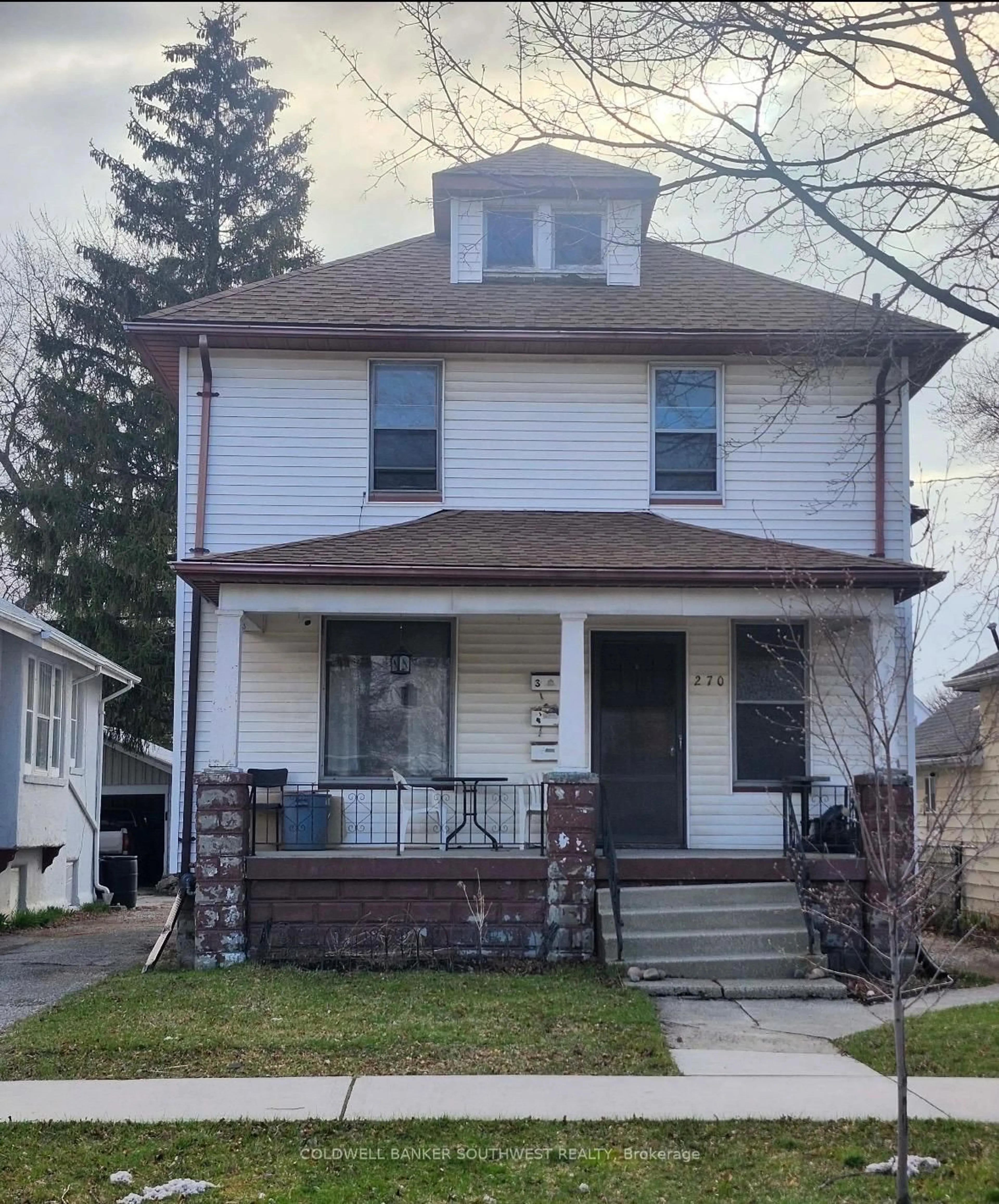 Home with vinyl exterior material, street for 270 Queen St, Sarnia Ontario N7T 2R9
