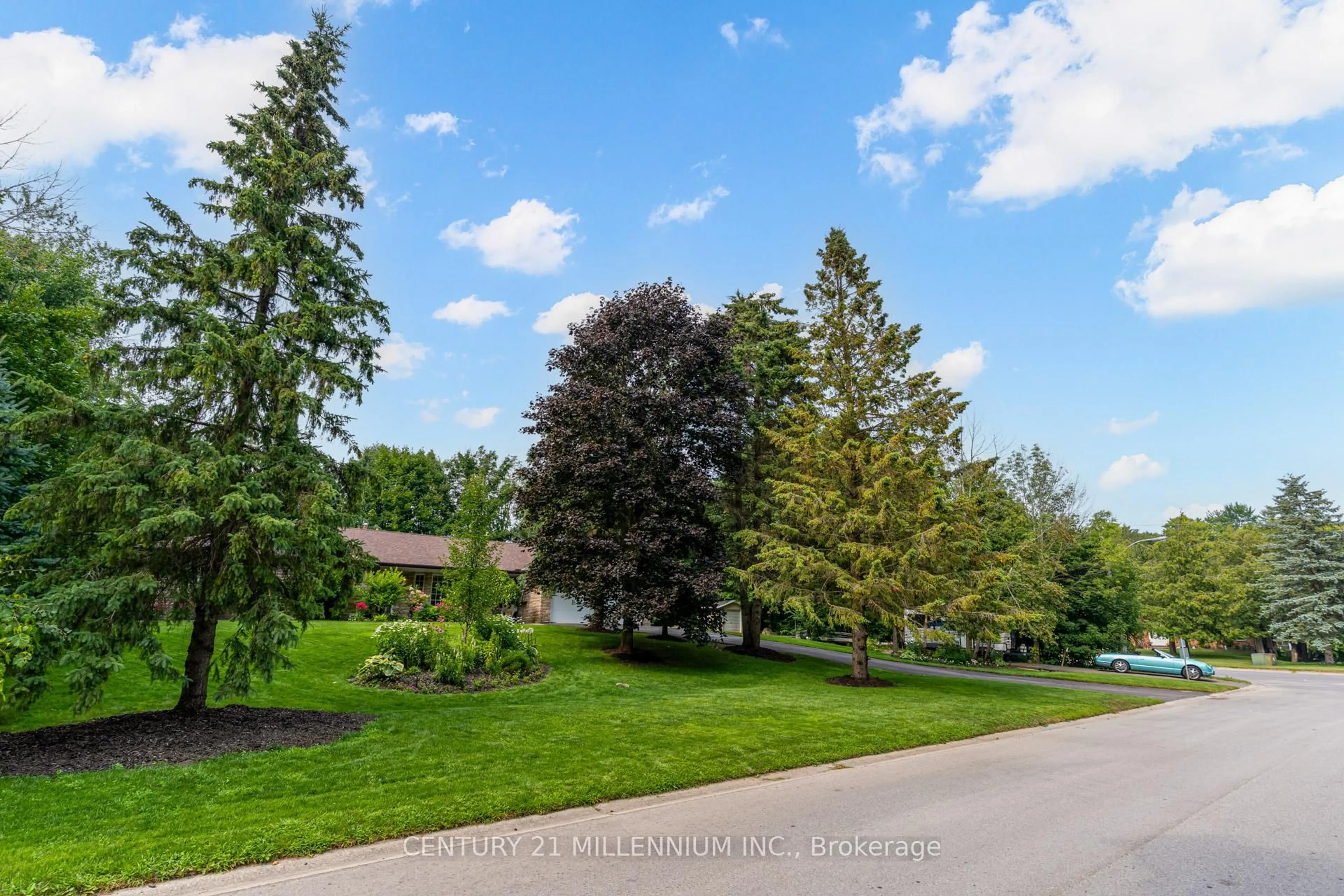 A pic from outside/outdoor area/front of a property/back of a property/a pic from drone, unknown for 101 Birch Grve, Shelburne Ontario L9W 2W3