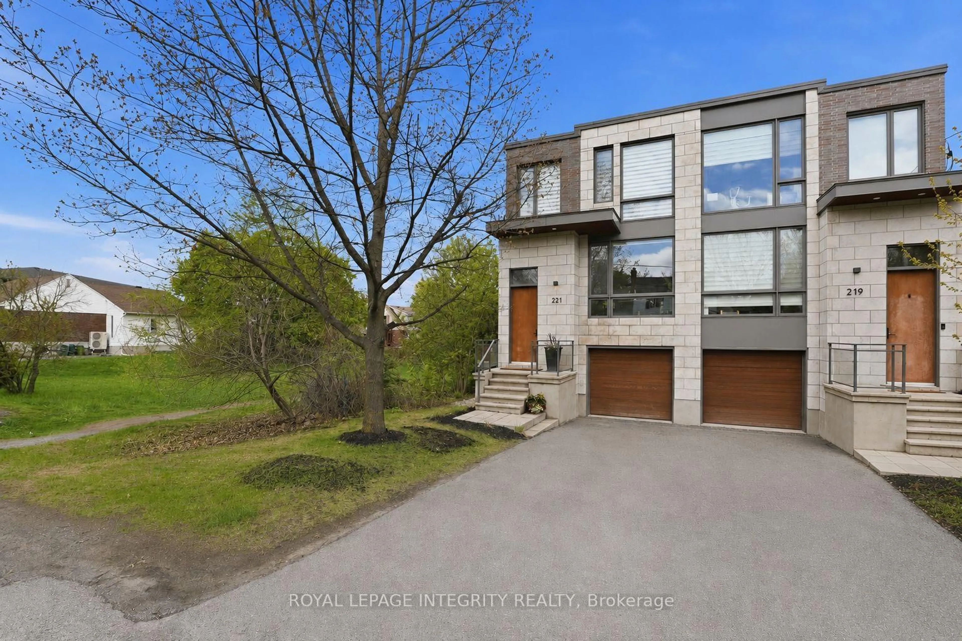 A pic from outside/outdoor area/front of a property/back of a property/a pic from drone, street for 221 Wesley Ave, Ottawa Ontario K1Z 7A2