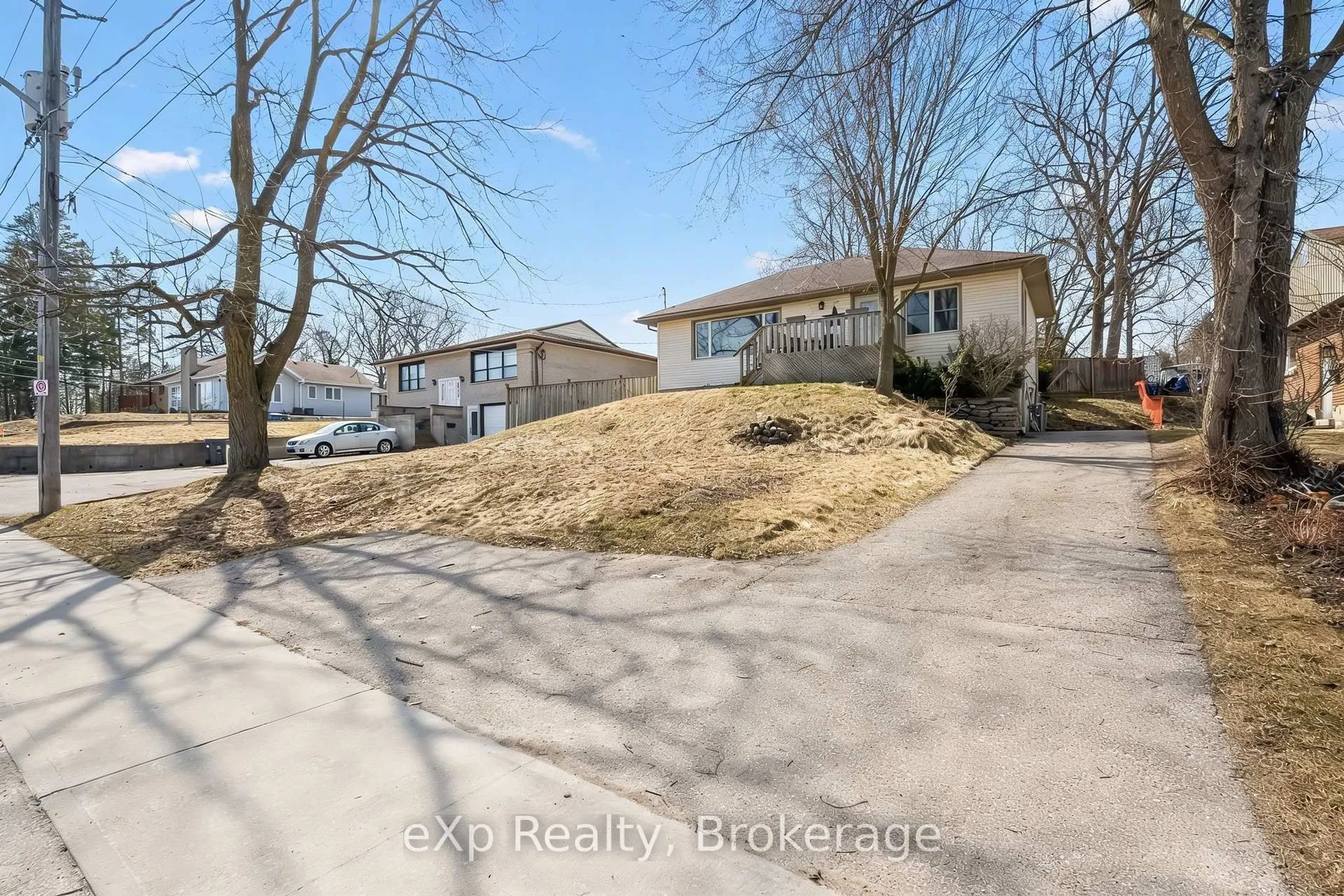 A pic from outside/outdoor area/front of a property/back of a property/a pic from drone, street for 184 Stevenson St, Guelph Ontario N1E 5A8
