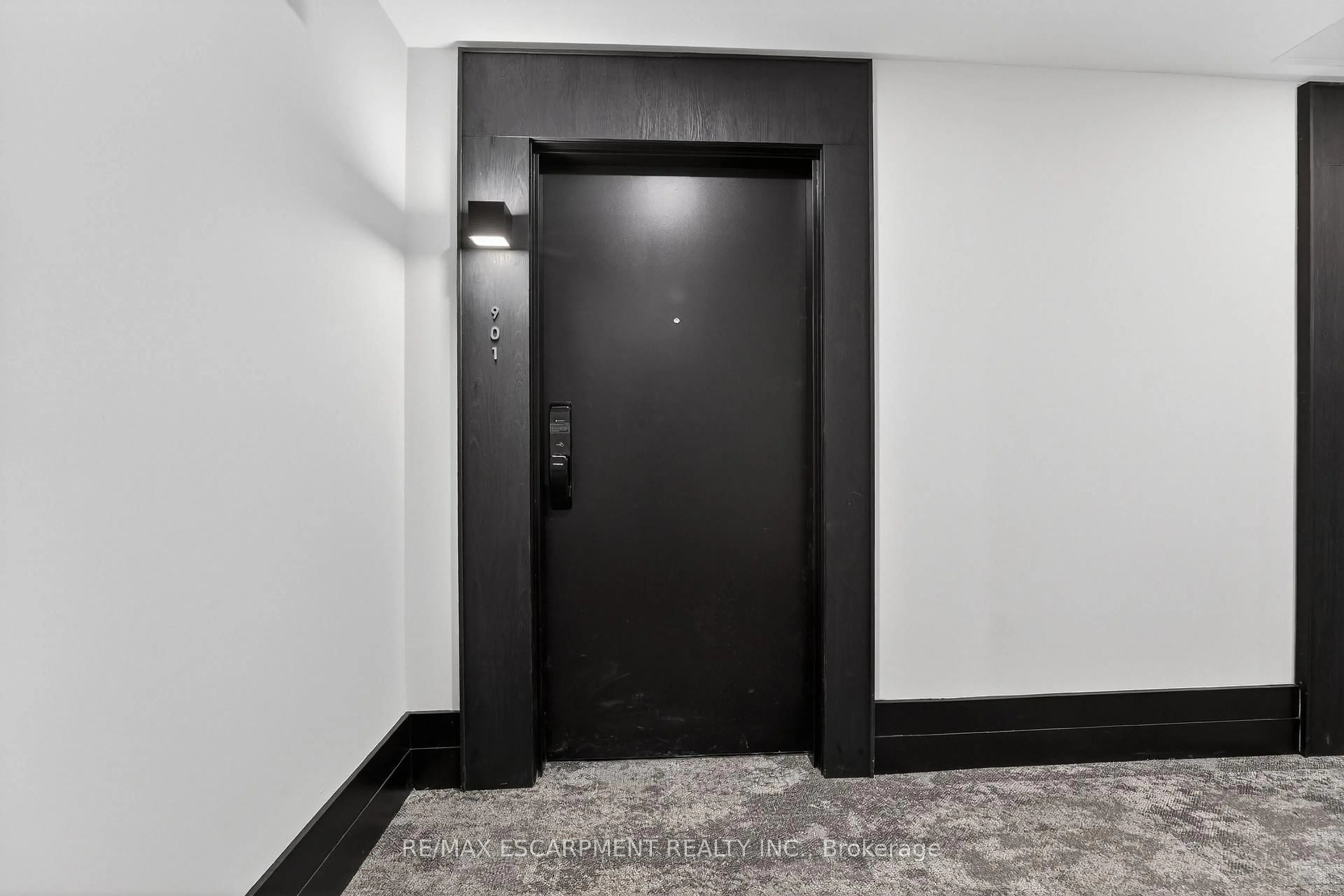 Indoor foyer for 461 Green Rd #901, Hamilton Ontario L8E 0L5