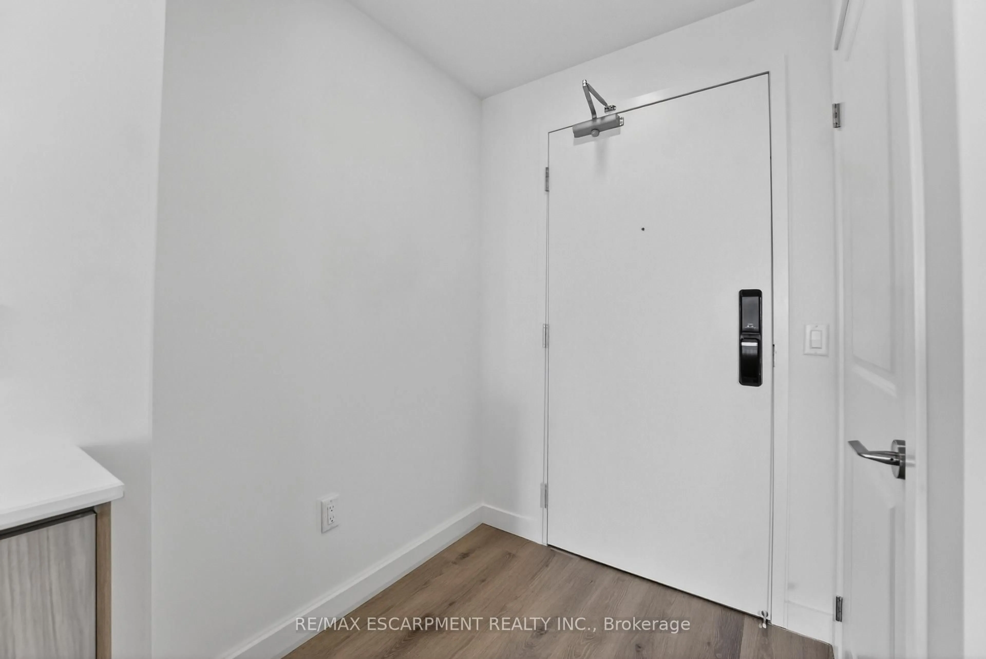 Indoor entryway for 461 Green Rd #901, Hamilton Ontario L8E 0L5