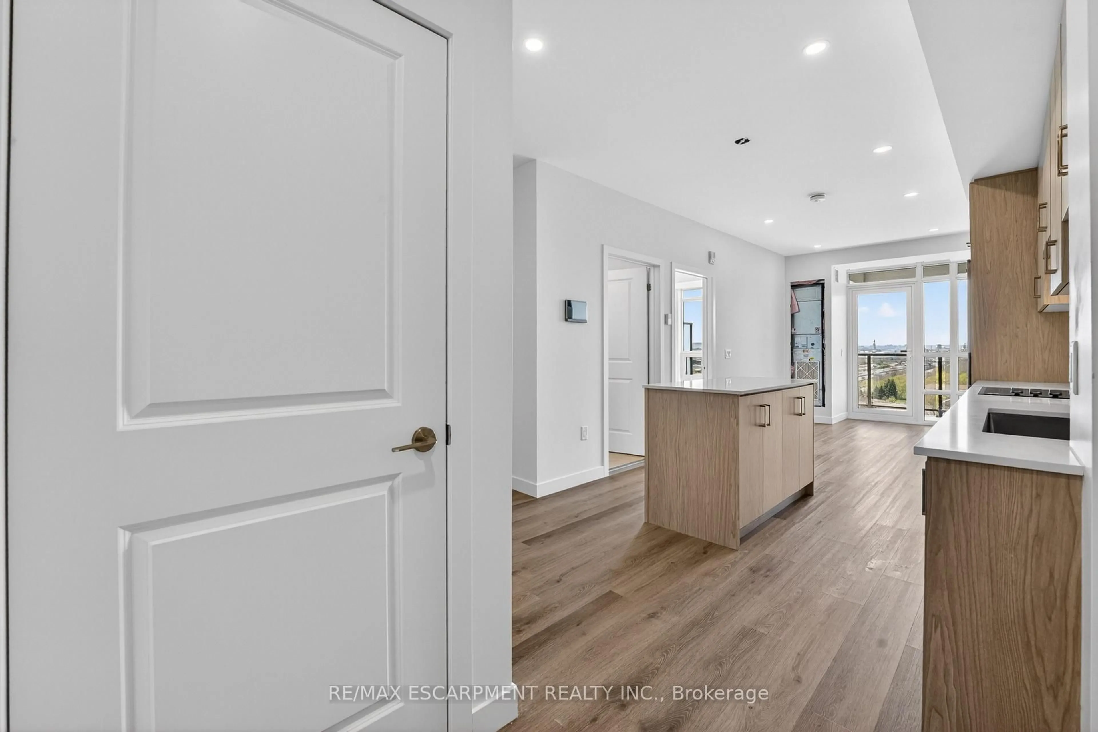 Indoor entryway for 461 Green Rd #901, Hamilton Ontario L8E 0L5