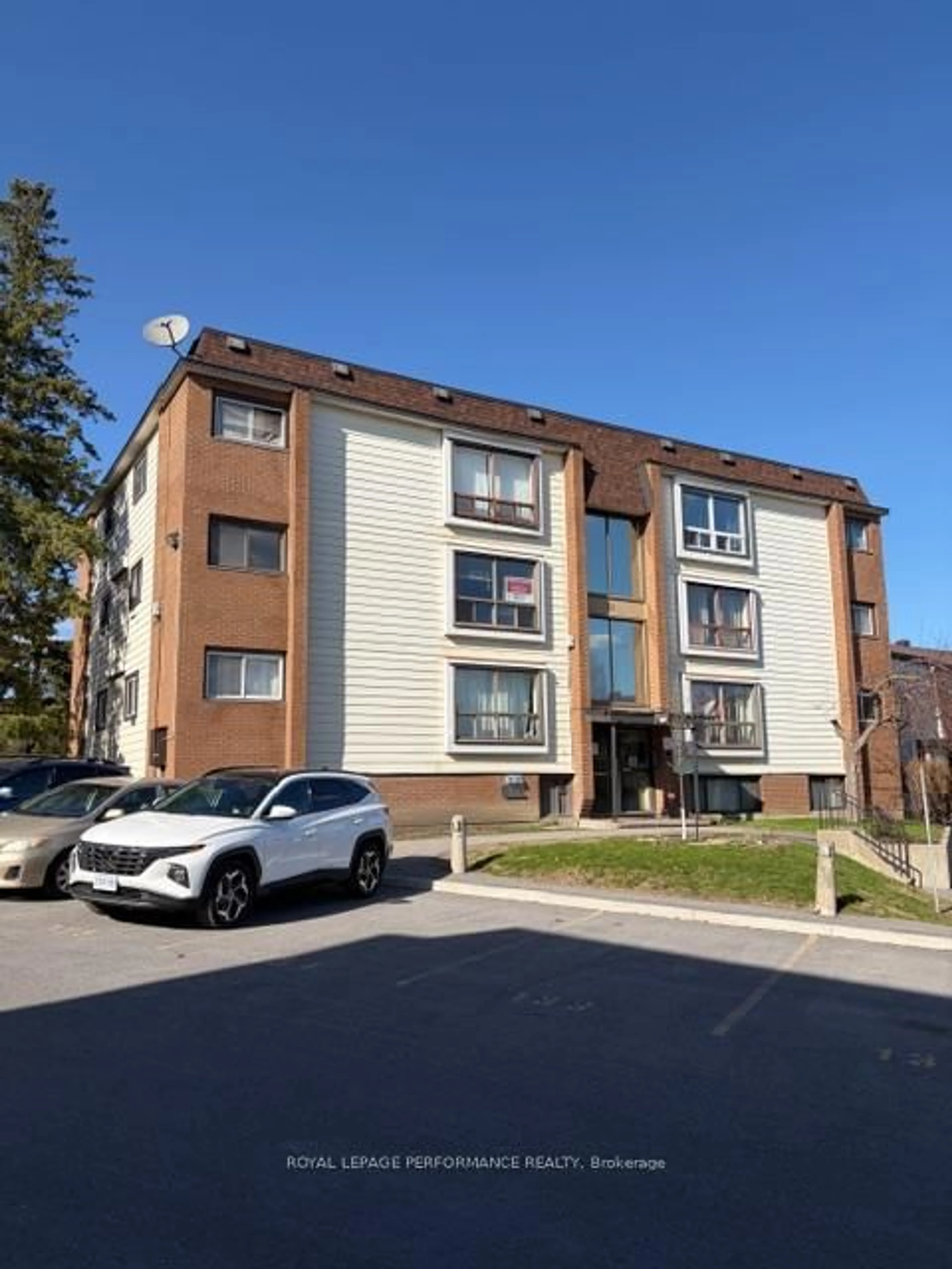 A pic from outside/outdoor area/front of a property/back of a property/a pic from drone, building for 51 Sumac St #8, Ottawa Ontario K1J 7T7