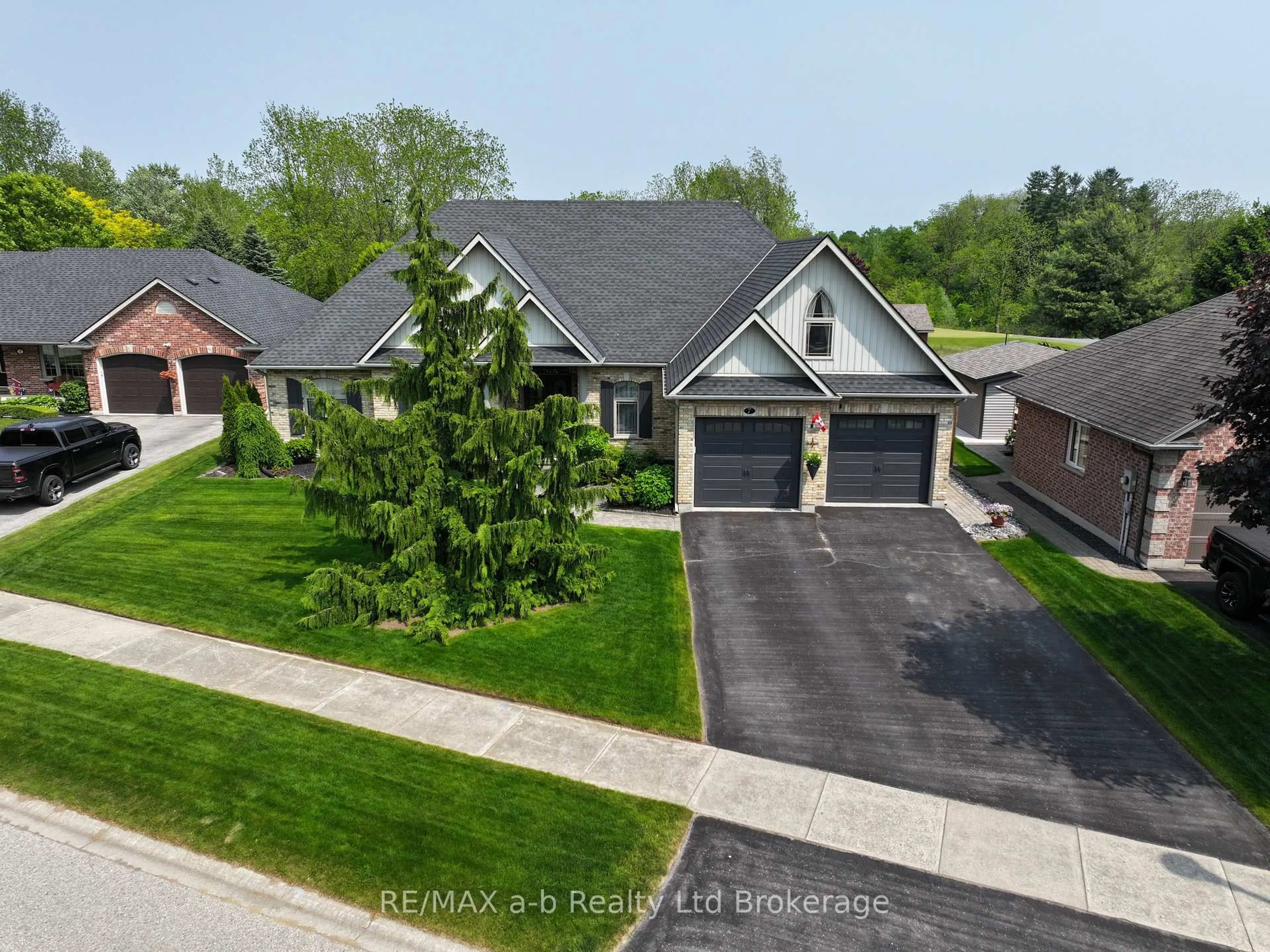 A pic from outside/outdoor area/front of a property/back of a property/a pic from drone, street for 7 OTTERVIEW Dr, Norwich Ontario N0J 1R0