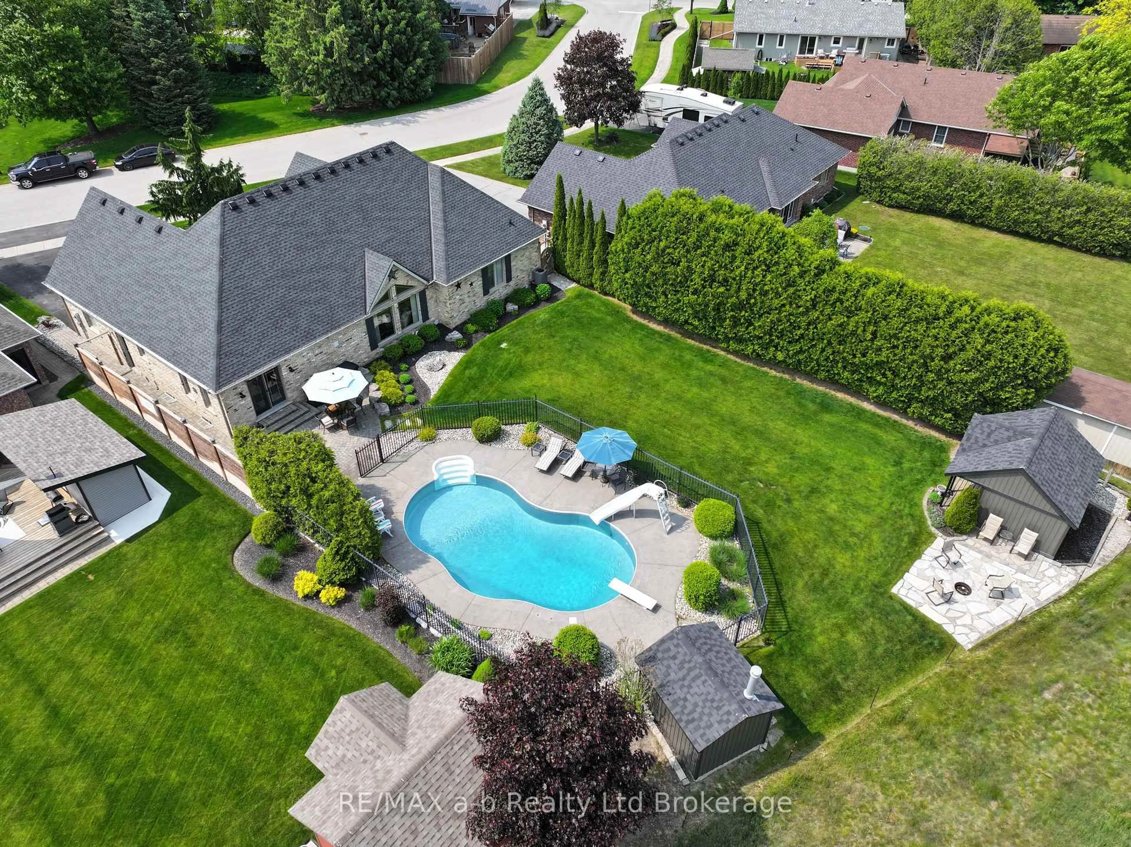 A pic from outside/outdoor area/front of a property/back of a property/a pic from drone, street for 7 OTTERVIEW Dr, Norwich Ontario N0J 1R0