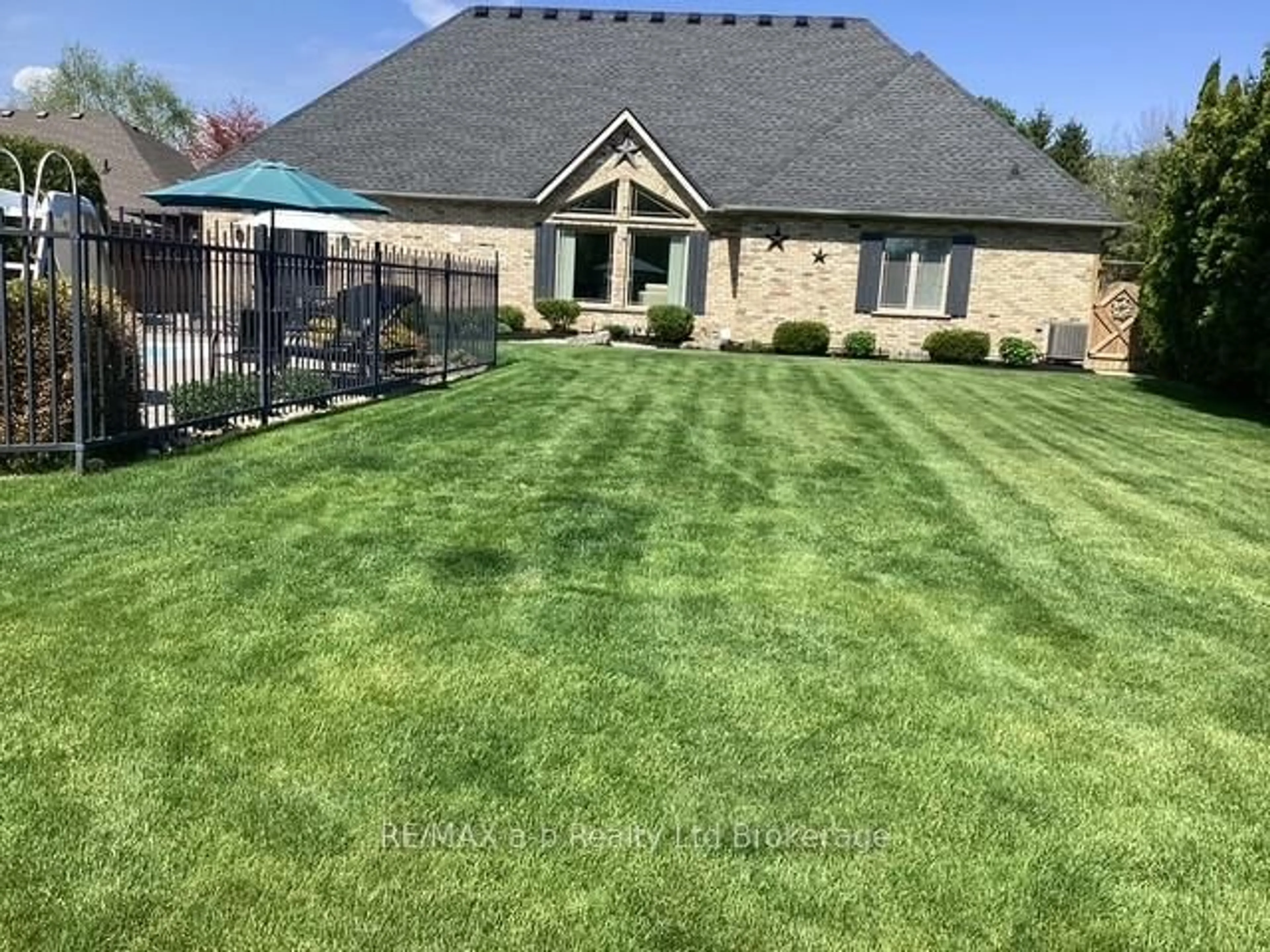 A pic from outside/outdoor area/front of a property/back of a property/a pic from drone, street for 7 OTTERVIEW Dr, Norwich Ontario N0J 1R0
