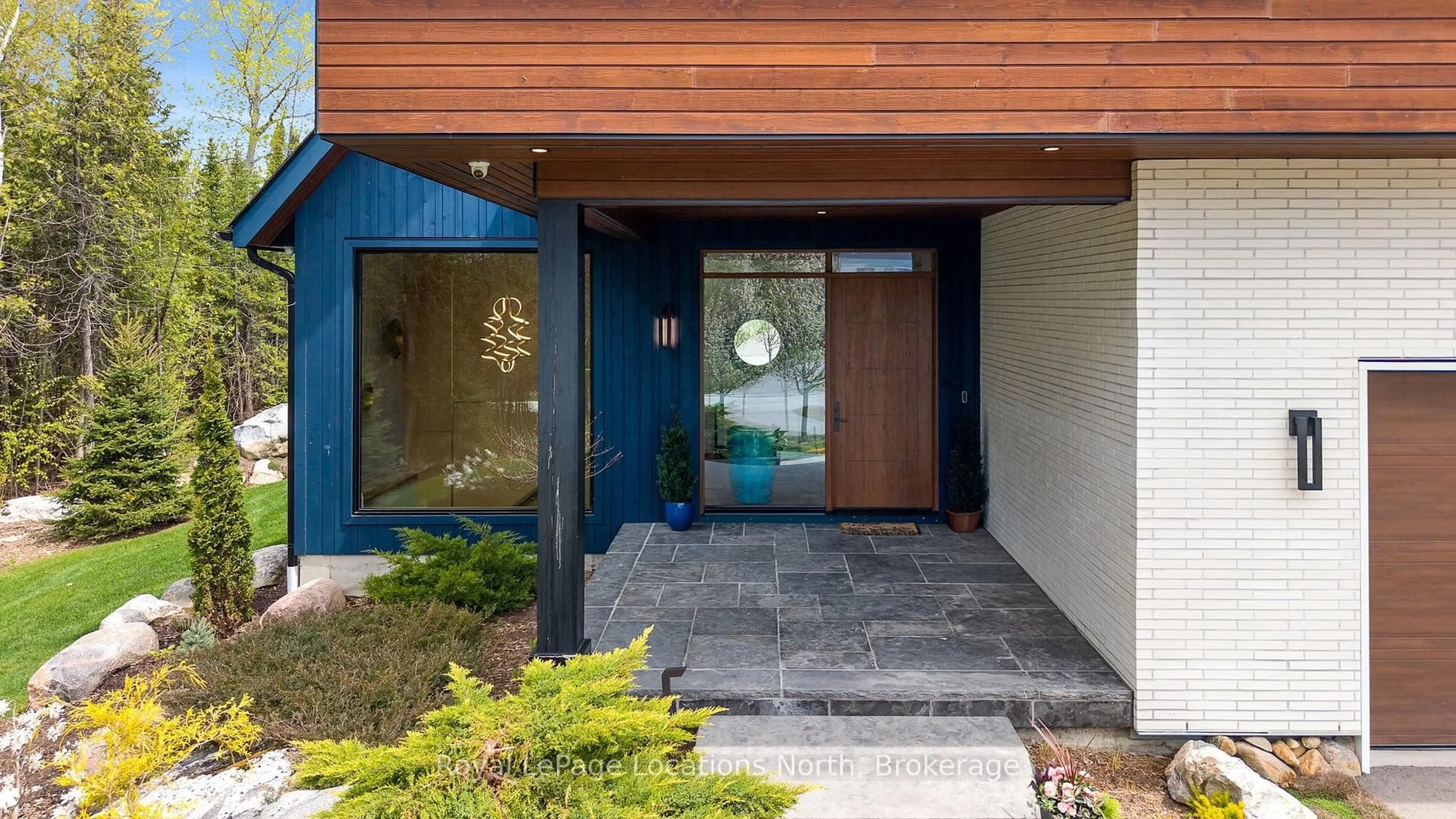 Indoor entryway for 110 Pheasant Ru, Blue Mountains Ontario N0H 2P0