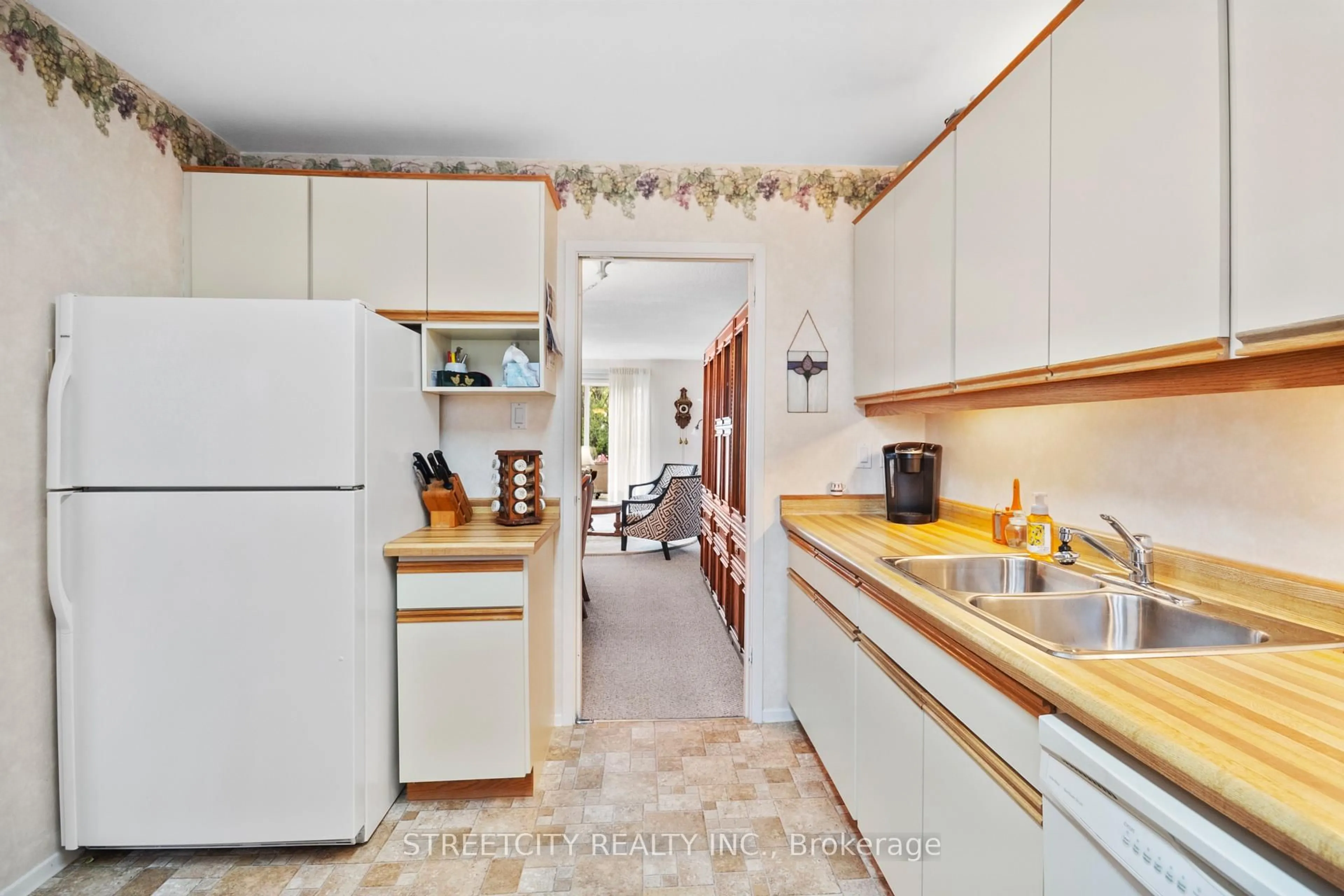 Standard kitchen, ceramic/tile floor for 600 Wonderland Rd, London South Ontario N6H 4Y8