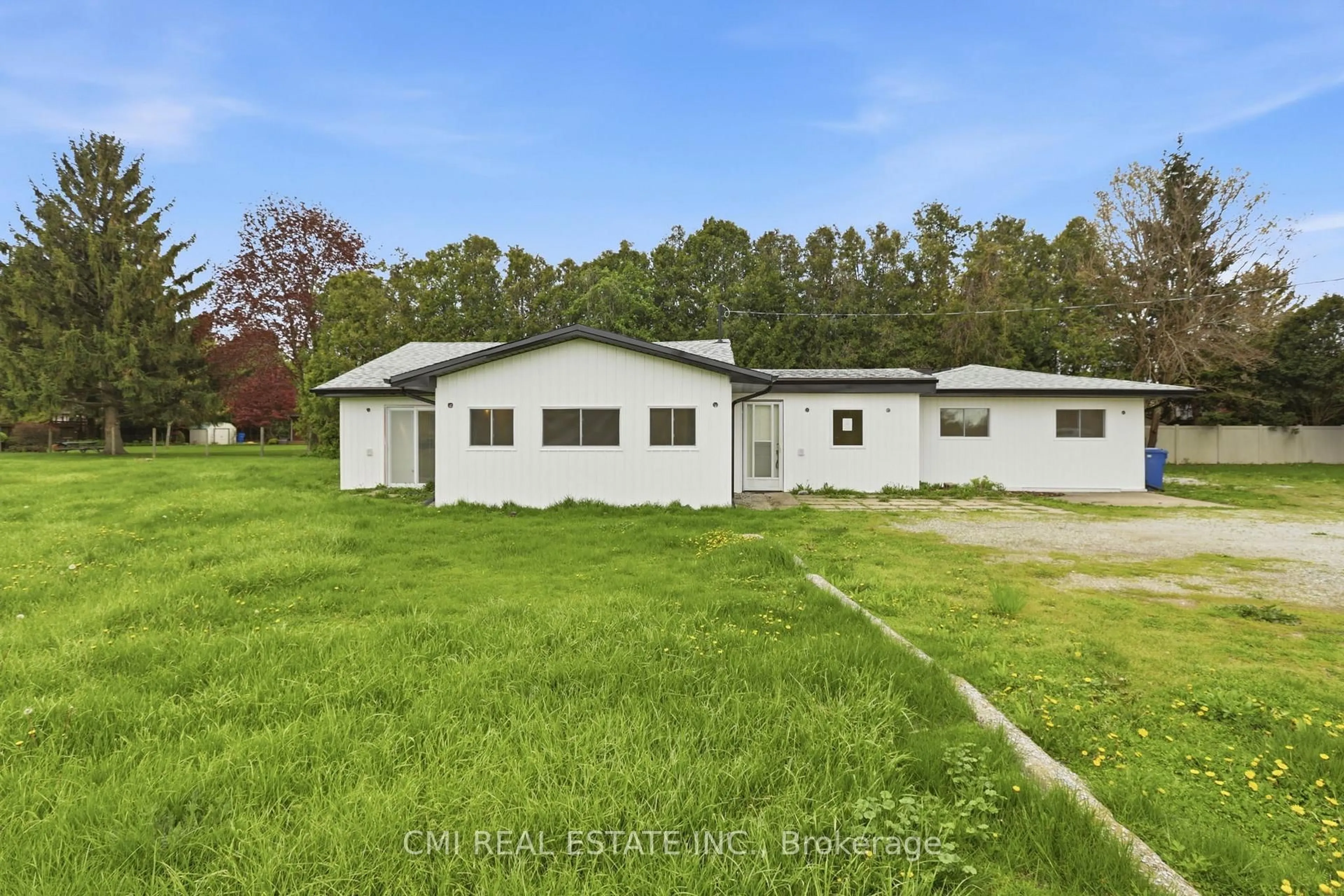A pic from outside/outdoor area/front of a property/back of a property/a pic from drone, building for 7526 Grande River Line, Chatham-Kent Ontario N7M 5J7