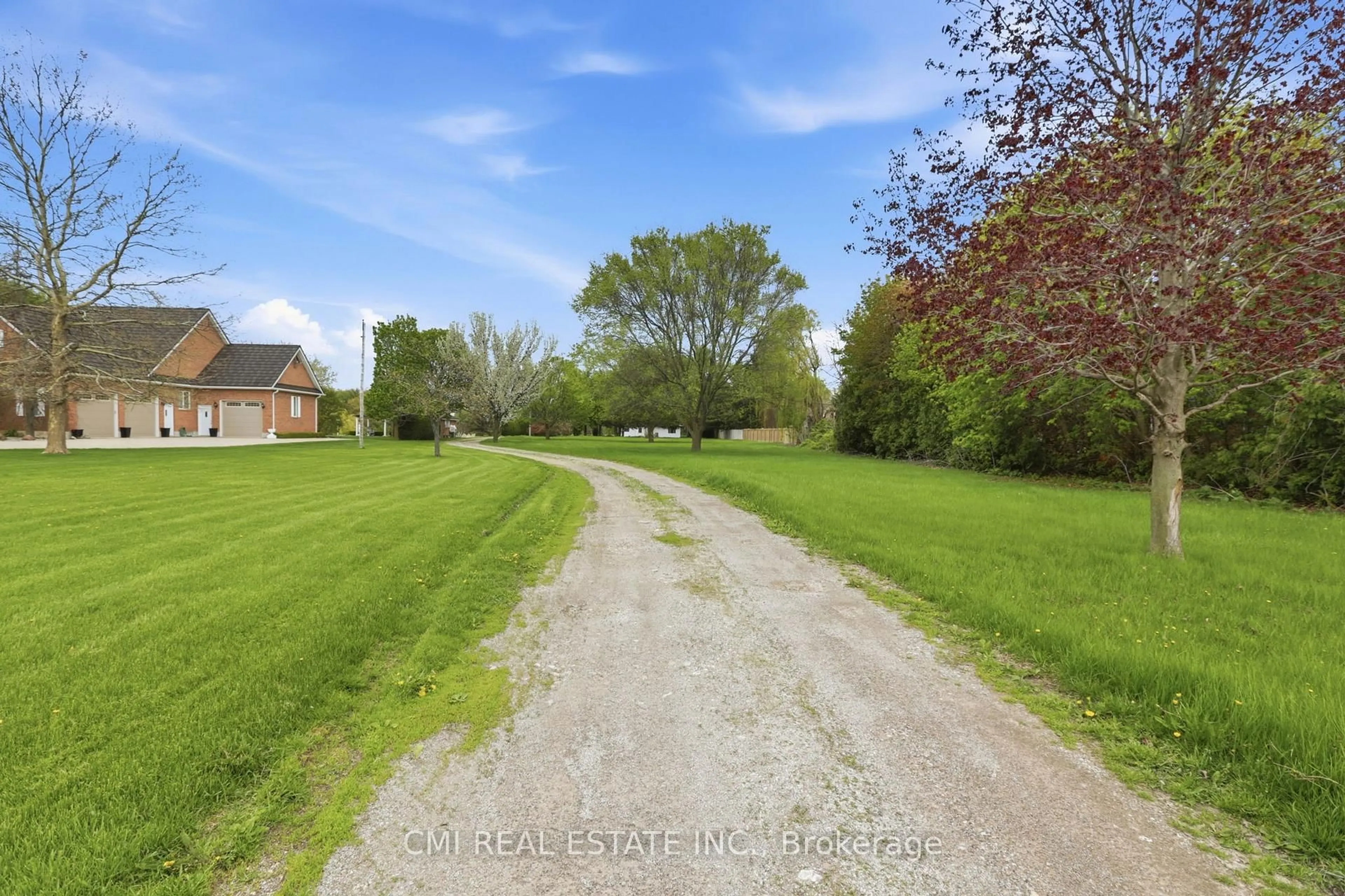 A pic from outside/outdoor area/front of a property/back of a property/a pic from drone, street for 7526 Grande River Line, Chatham-Kent Ontario N7M 5J7