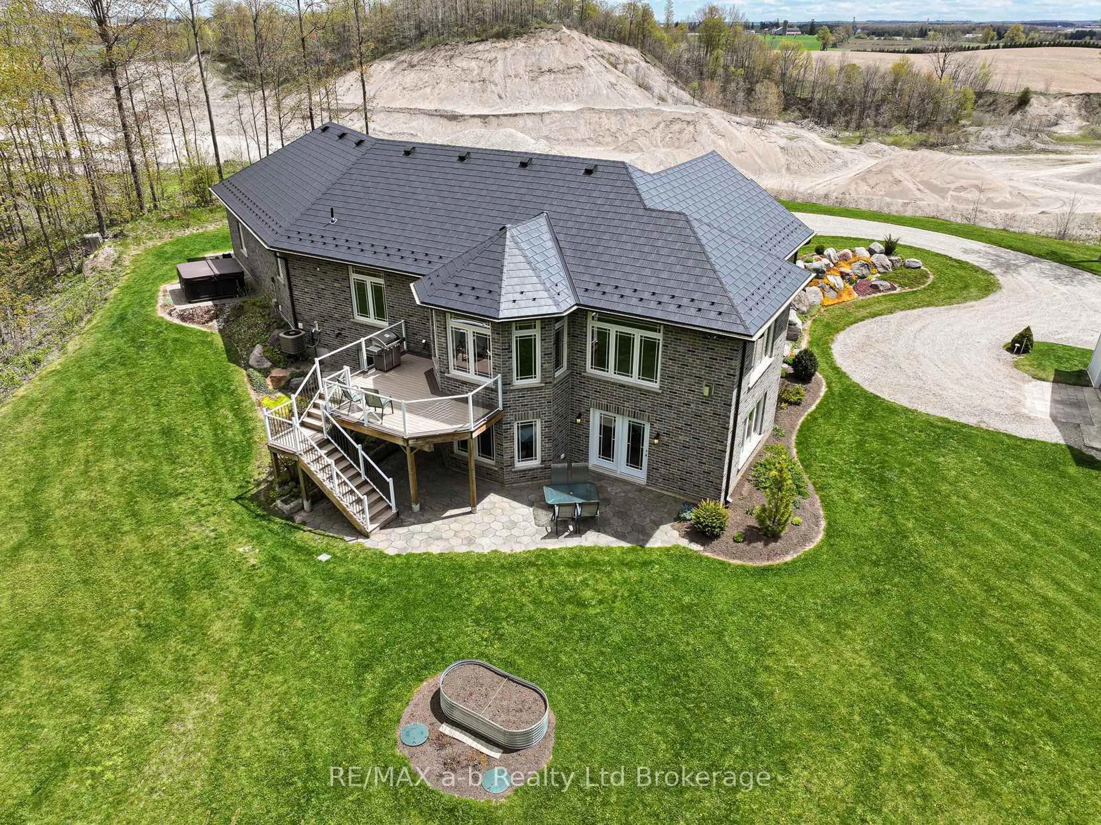 A pic from outside/outdoor area/front of a property/back of a property/a pic from drone, building for 1840 Manser Rd, Wellesley Ontario N0B 2T0