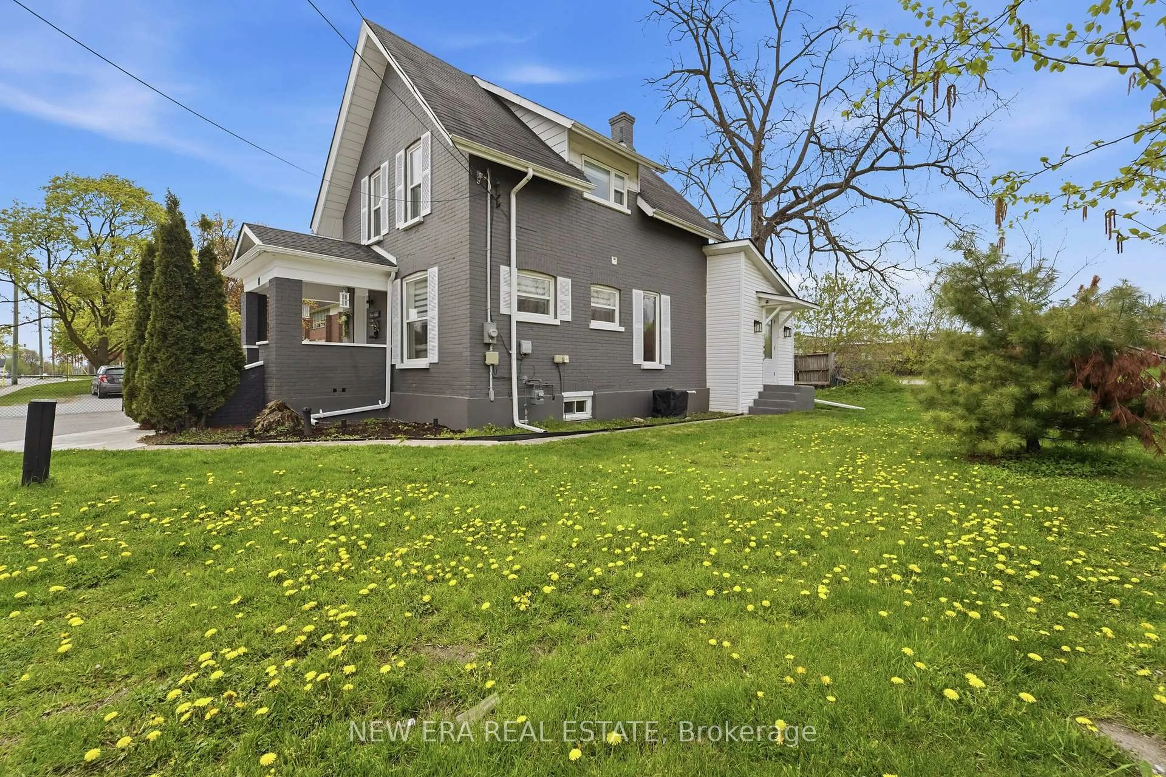 A pic from outside/outdoor area/front of a property/back of a property/a pic from drone, street for 11 Albert St, Kawartha Lakes Ontario K9V 4J3