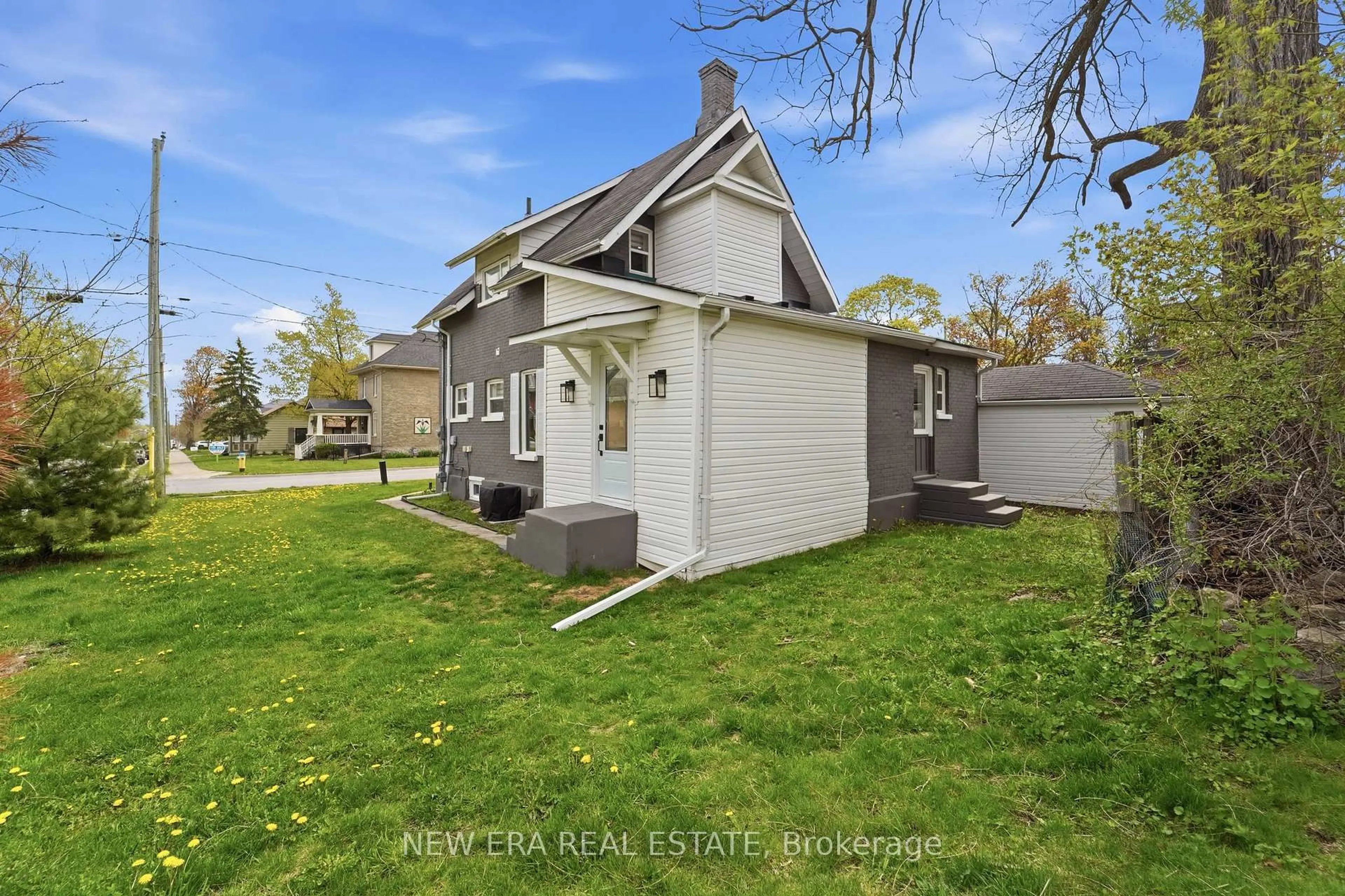 A pic from outside/outdoor area/front of a property/back of a property/a pic from drone, street for 11 Albert St, Kawartha Lakes Ontario K9V 4J3