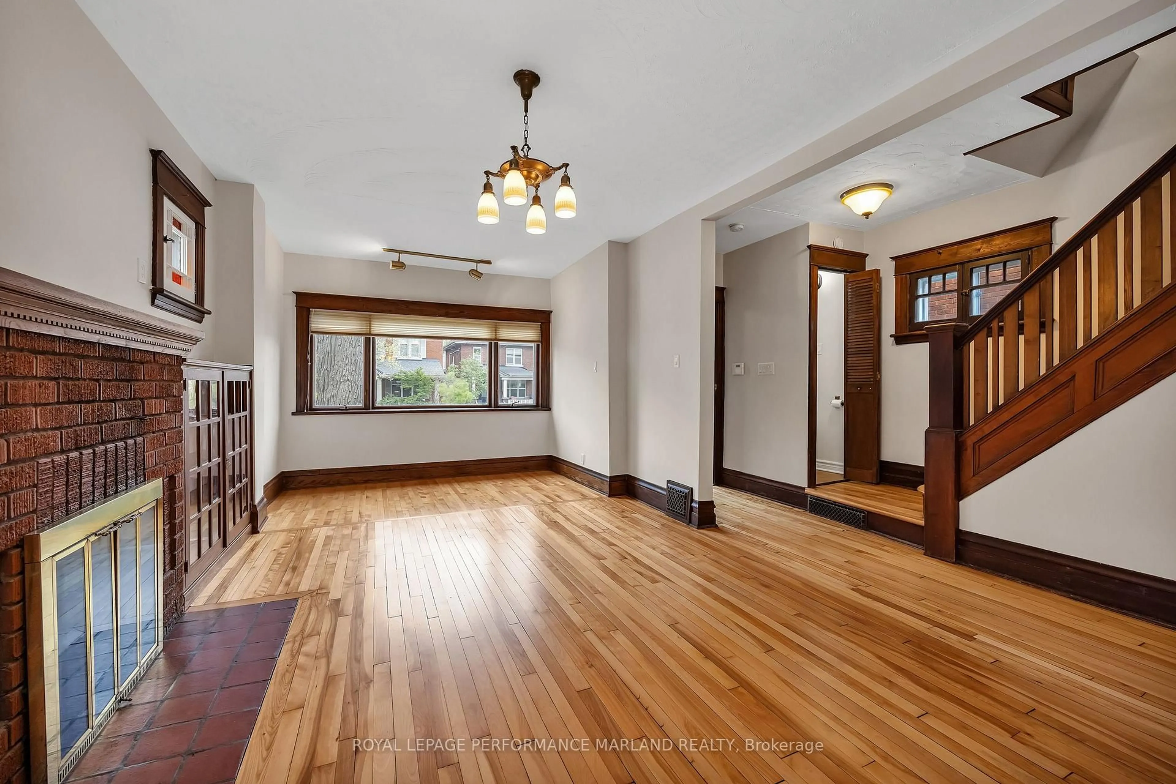 Indoor foyer for 155 Belmont Ave, Ottawa Ontario K1S 0V4
