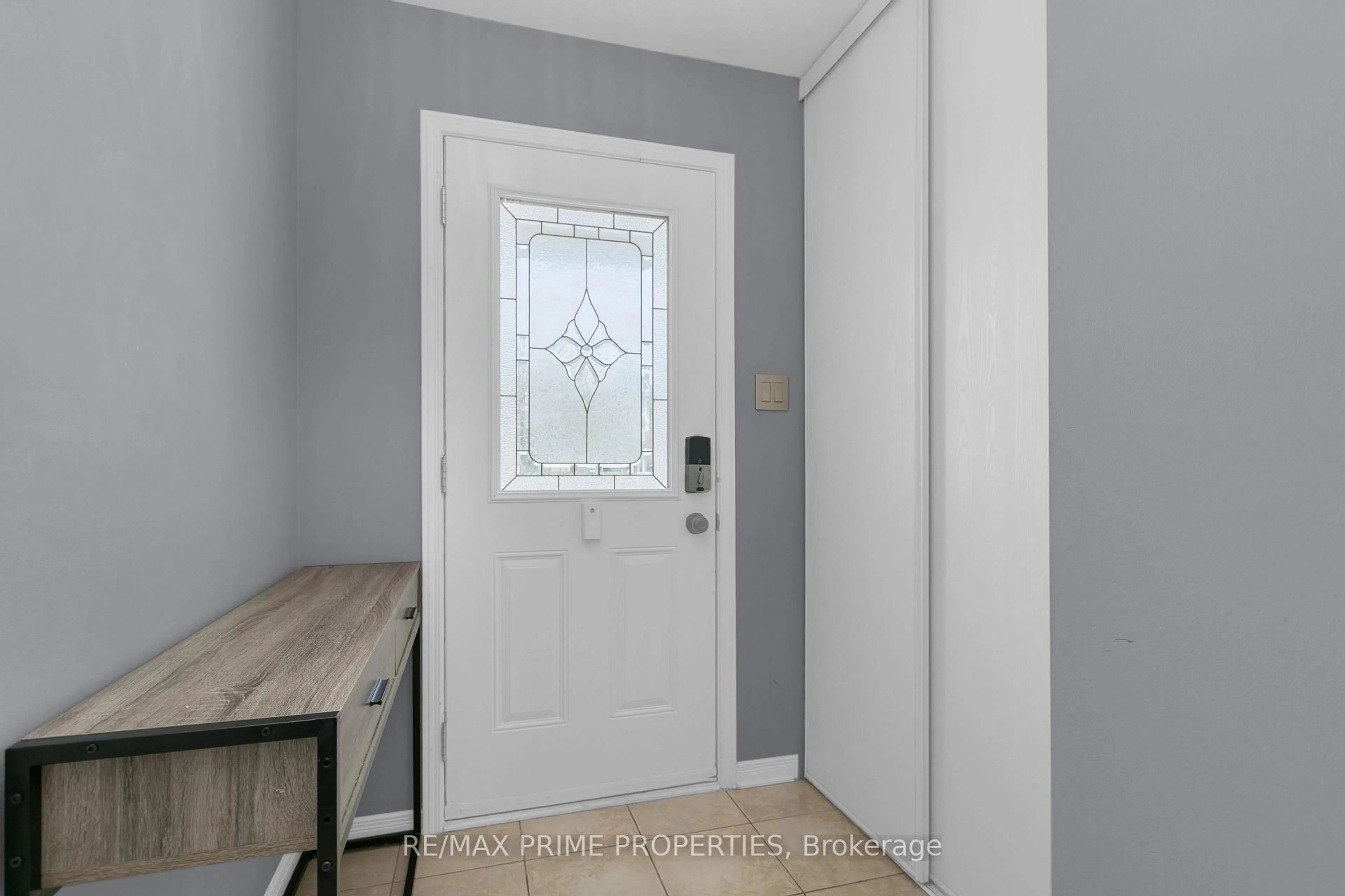 Indoor entryway for 103 FREEPORT Dr, Ottawa Ontario K2M 0A8