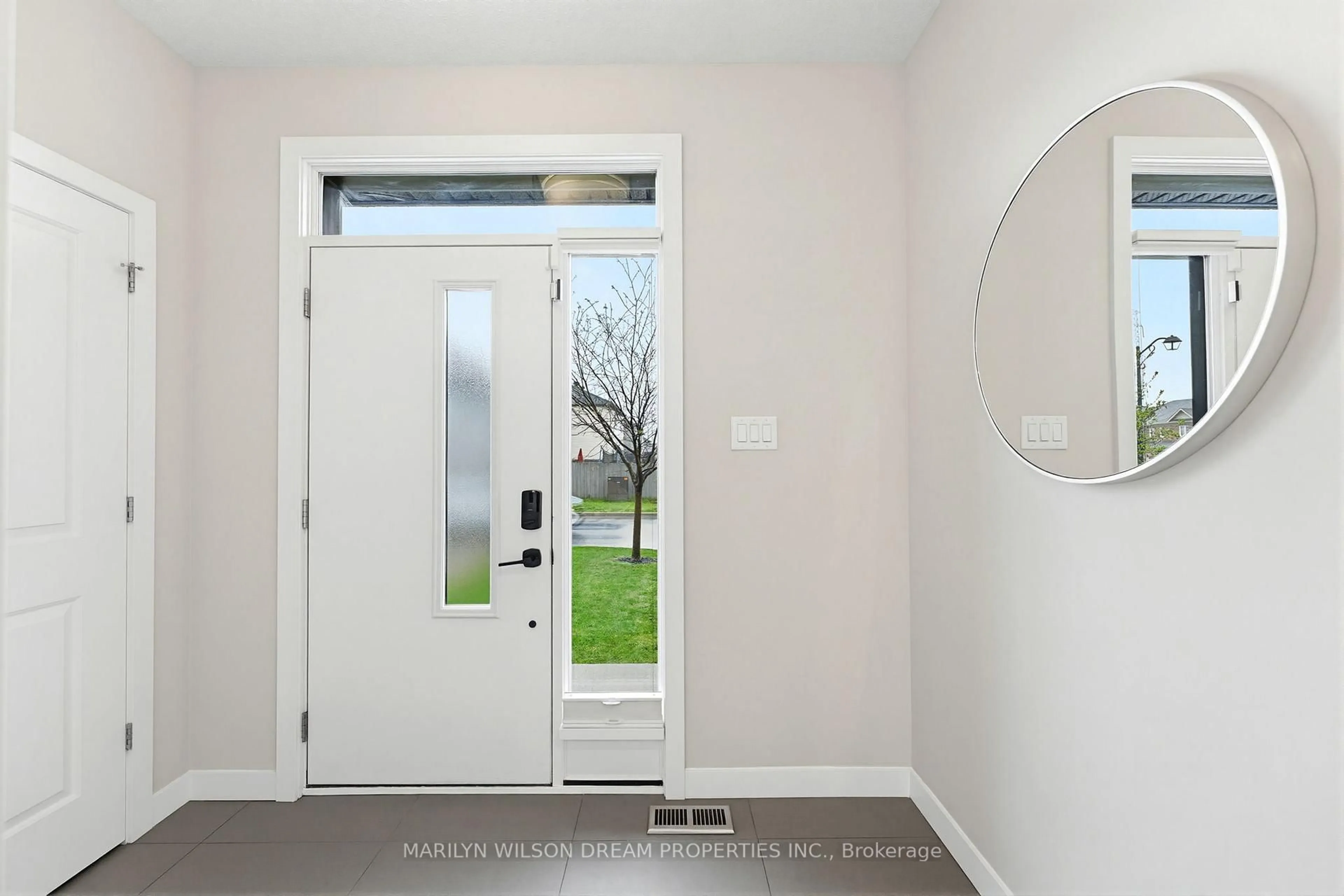 Indoor entryway for 304 Andalusian Cres, Ottawa Ontario K2V 0C2