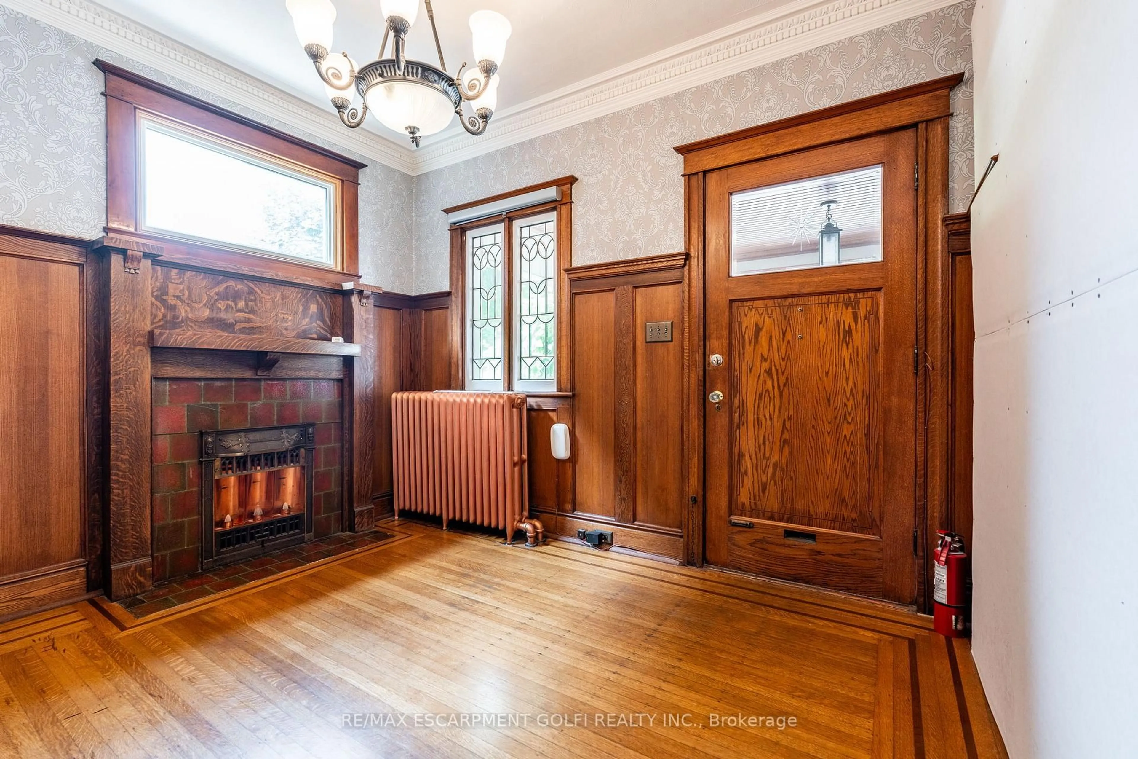 Indoor foyer for 137 Sherman Ave, Hamilton Ontario L8M 2R1