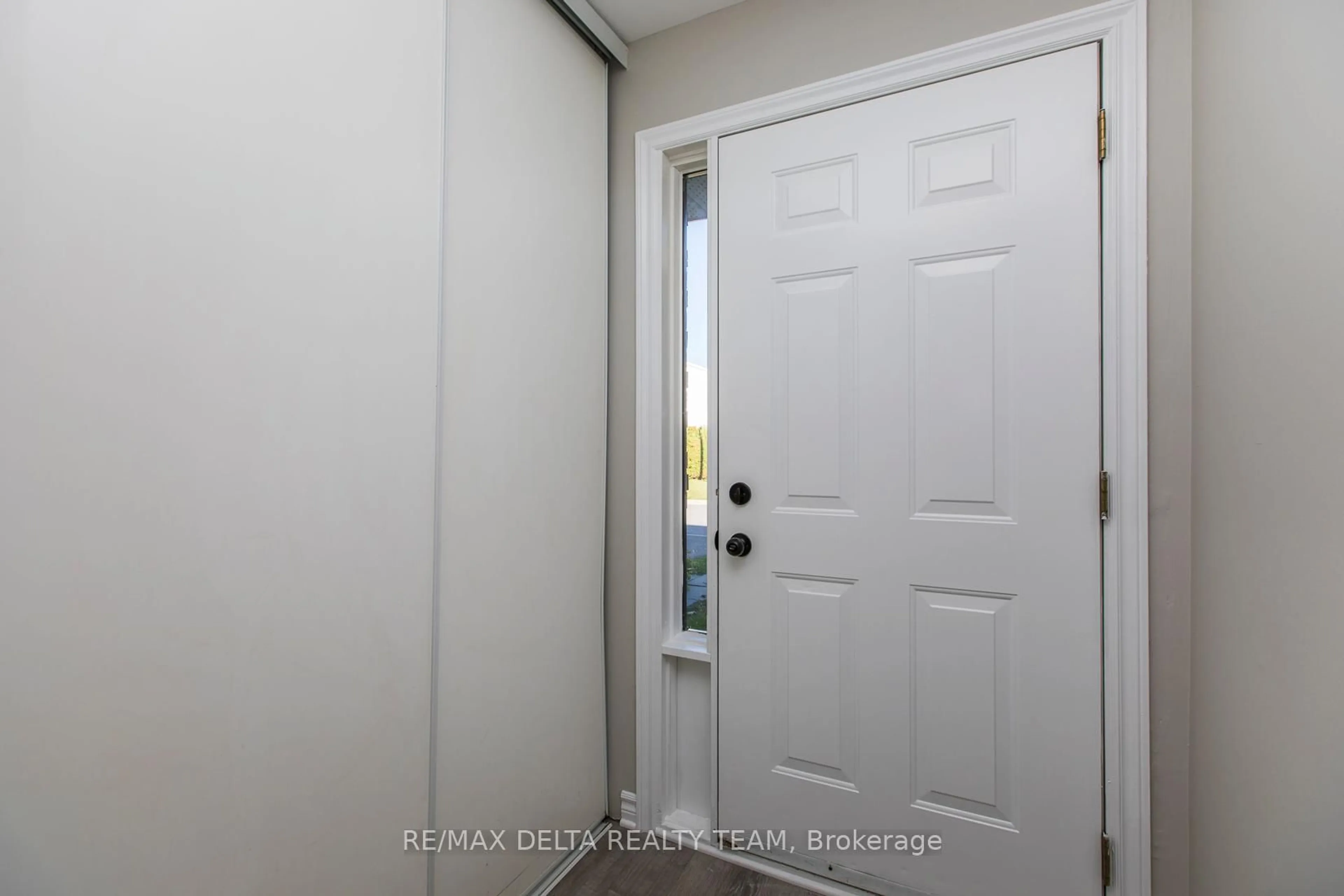 Indoor entryway for 323 Monica Cres #8, Ottawa Ontario K1E 3N6