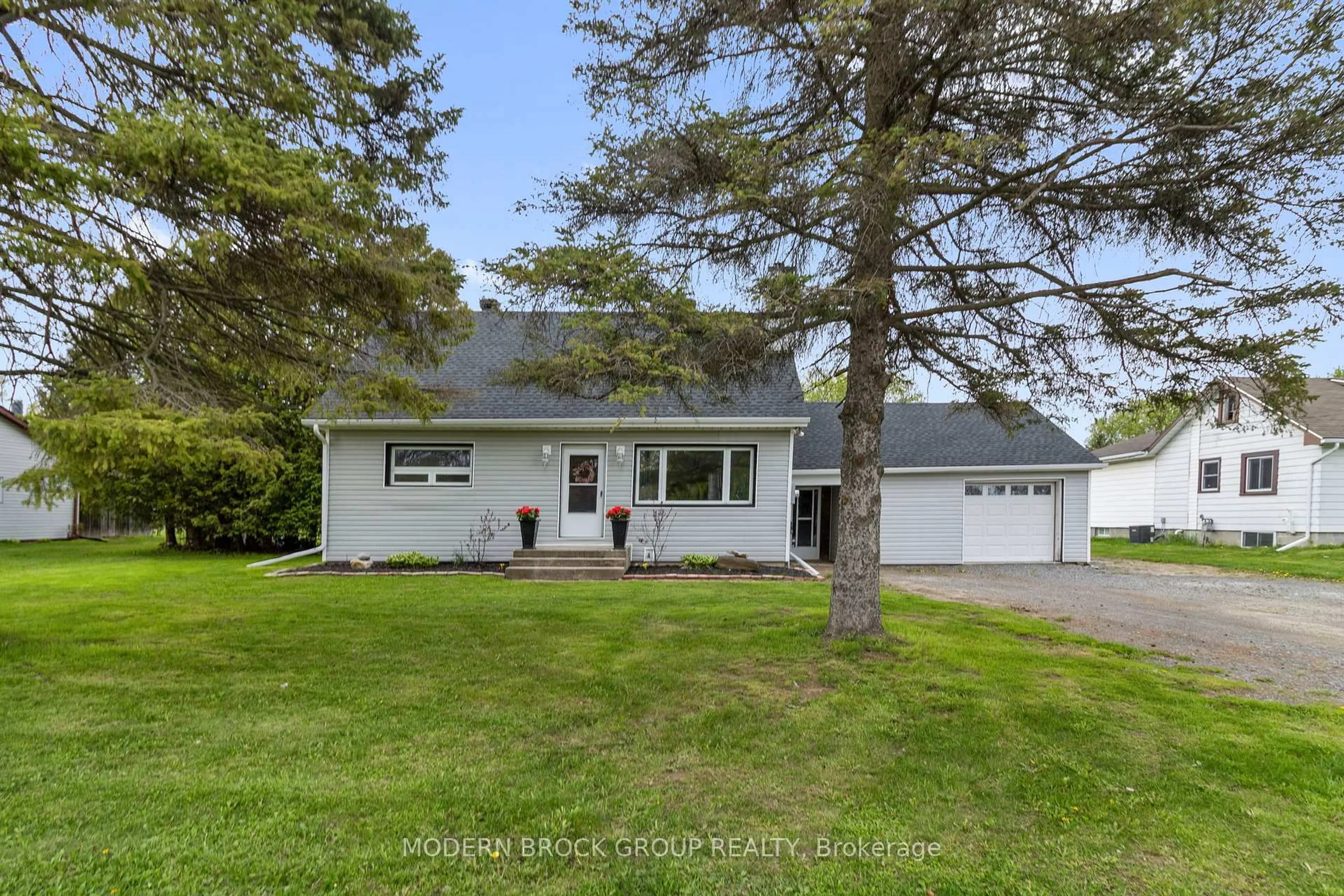 A pic from outside/outdoor area/front of a property/back of a property/a pic from drone, unknown for 1055 County Road 15 Rd, Augusta Ontario K6V 5T1