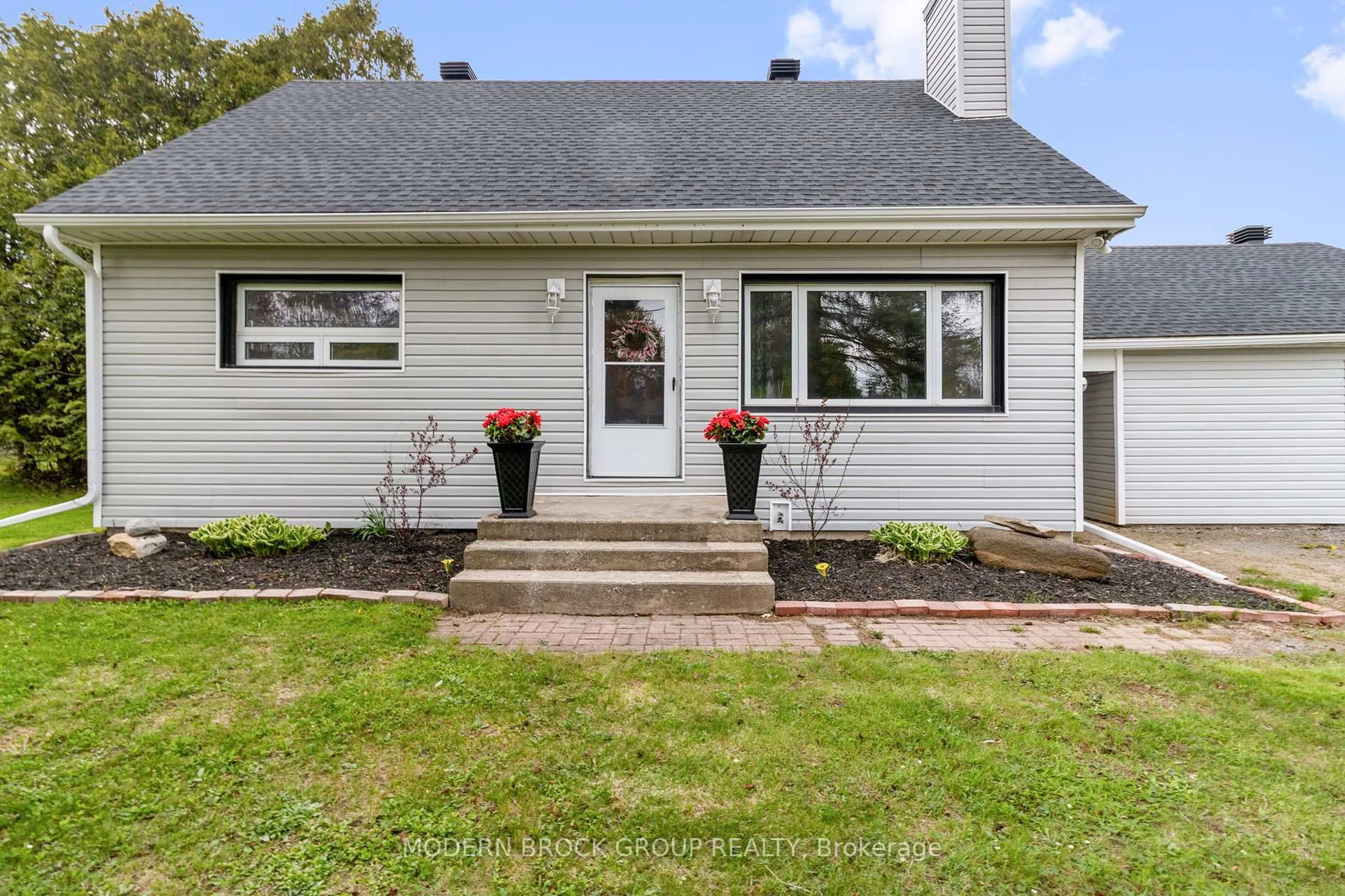 Home with vinyl exterior material, street for 1055 County Road 15 Rd, Augusta Ontario K6V 5T1
