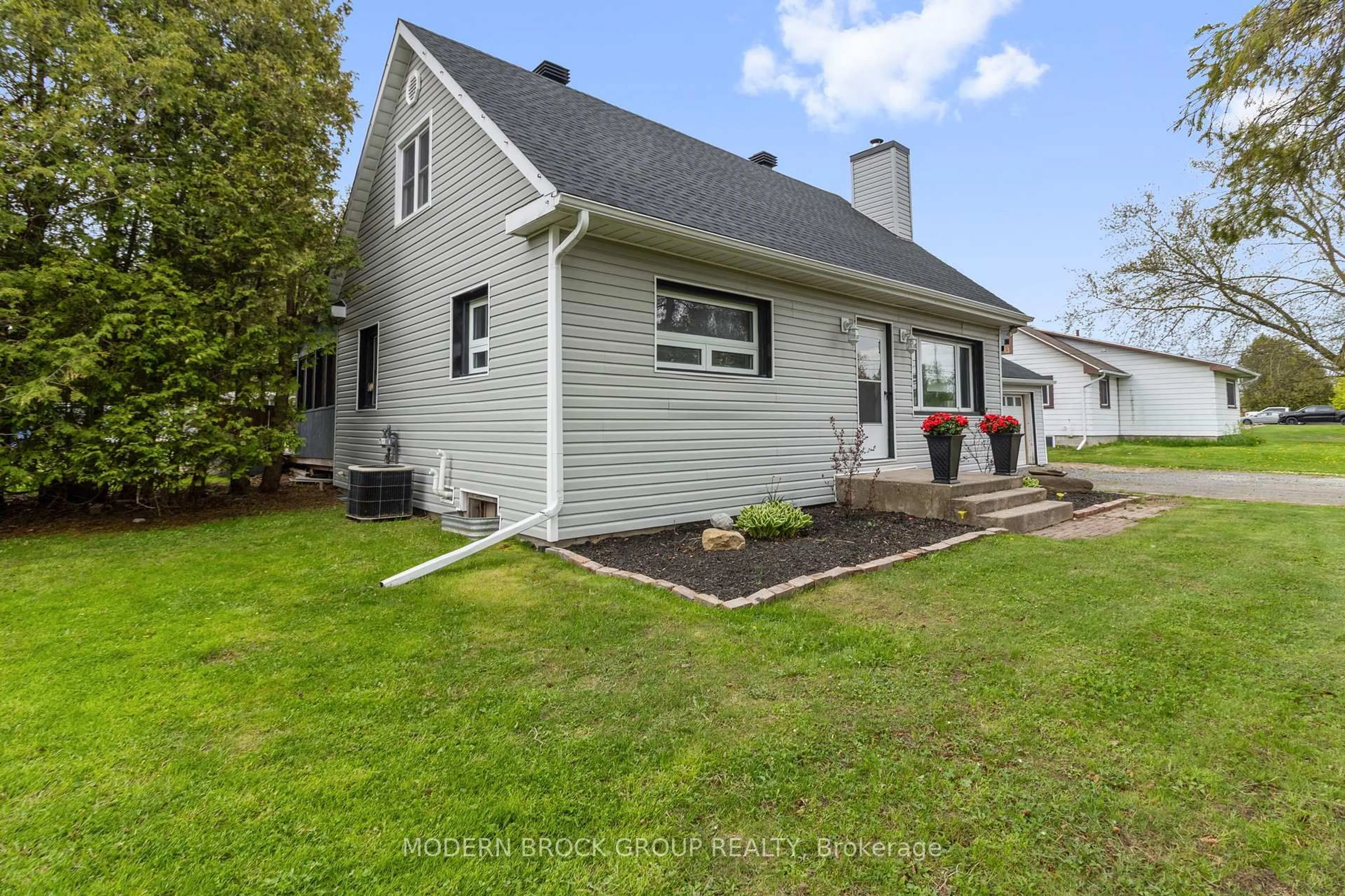 Home with vinyl exterior material, street for 1055 County Road 15 Rd, Augusta Ontario K6V 5T1
