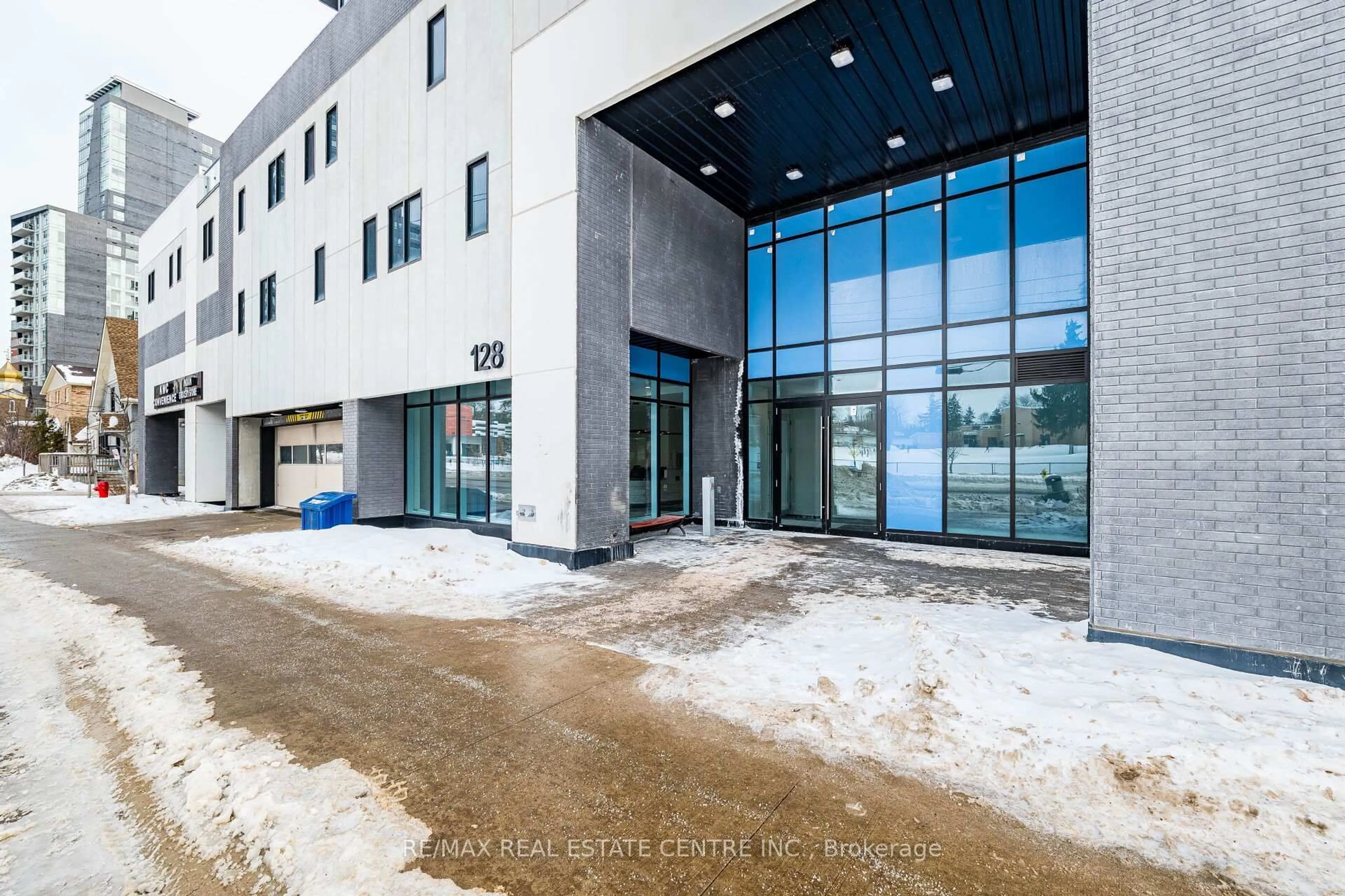 Indoor foyer for 128 King St #1007, Waterloo Ontario N2J 2X9