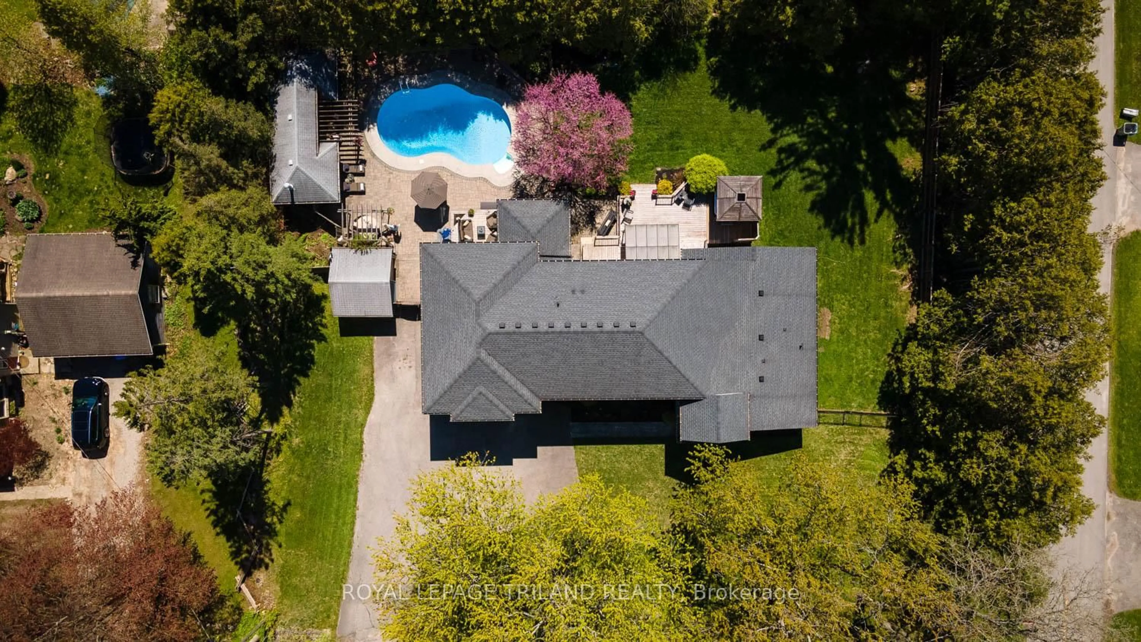 A pic from outside/outdoor area/front of a property/back of a property/a pic from drone, street for 74 Kilworth Park Dr, Middlesex Centre Ontario N0L 1R0