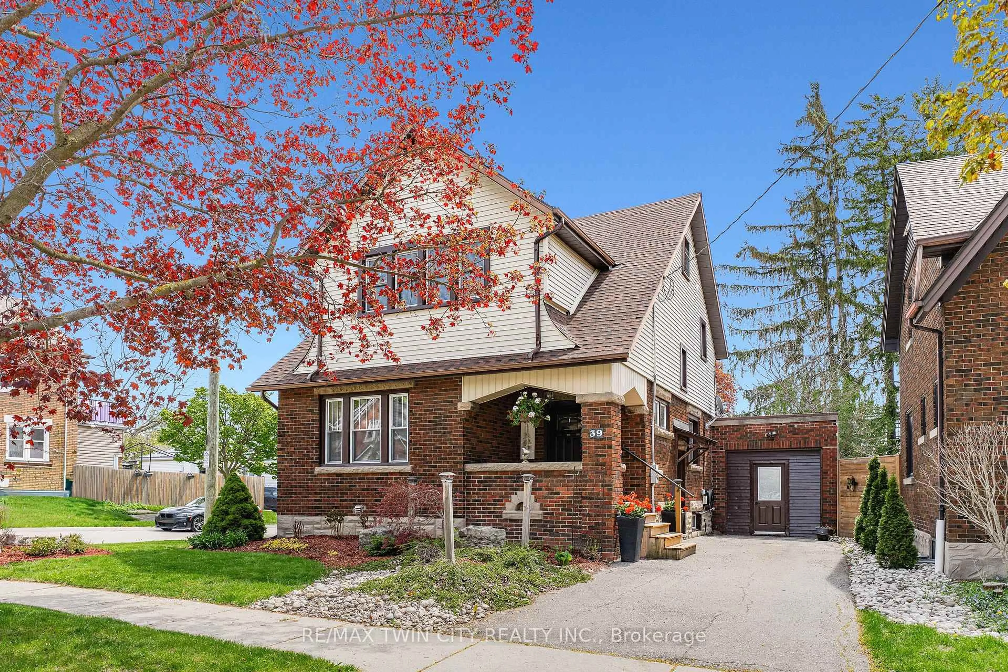 Home with brick exterior material, street for 39 Borden Ave, Kitchener Ontario N2H 3H9