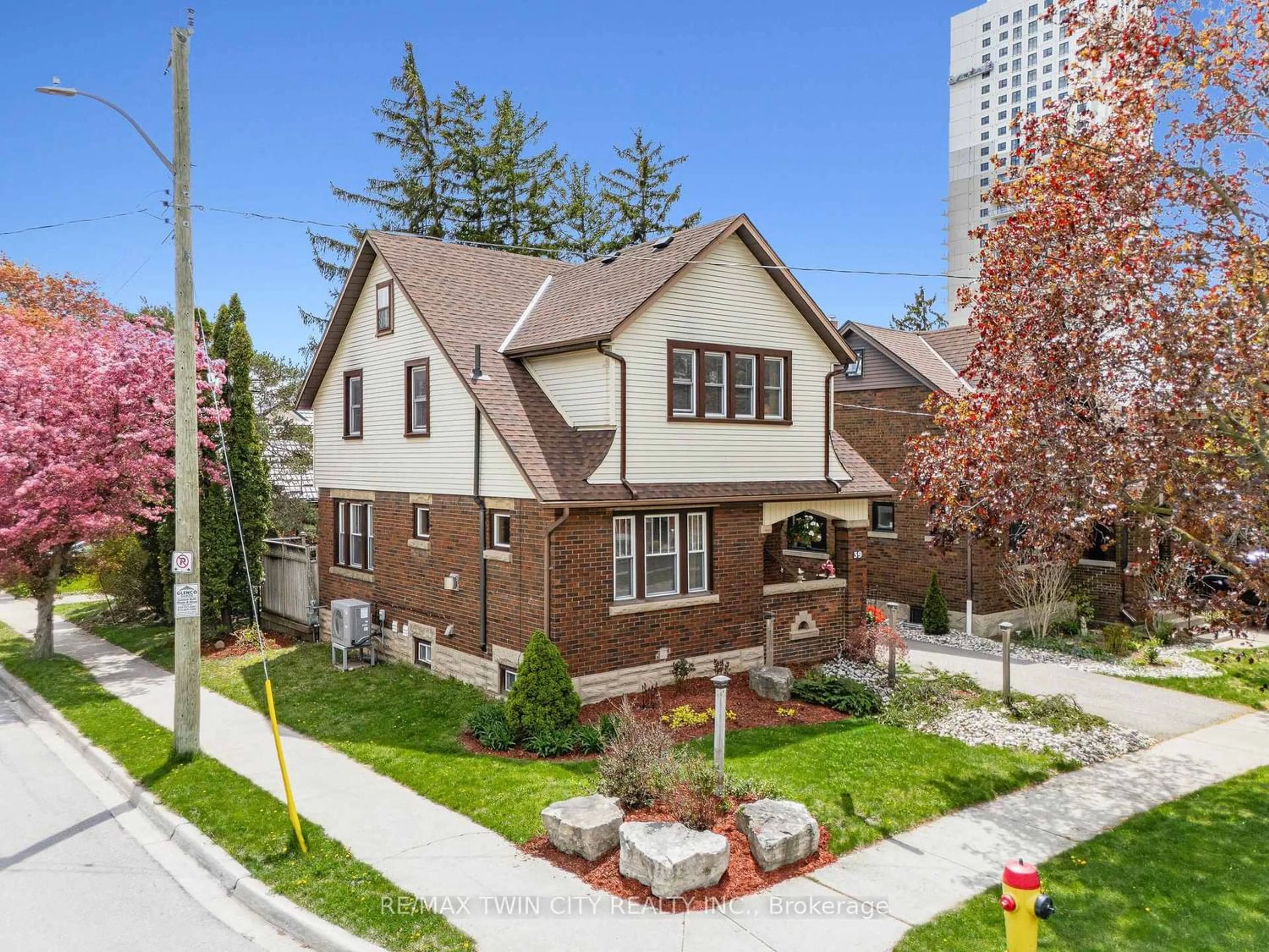 Home with brick exterior material, street for 39 Borden Ave, Kitchener Ontario N2H 3H9