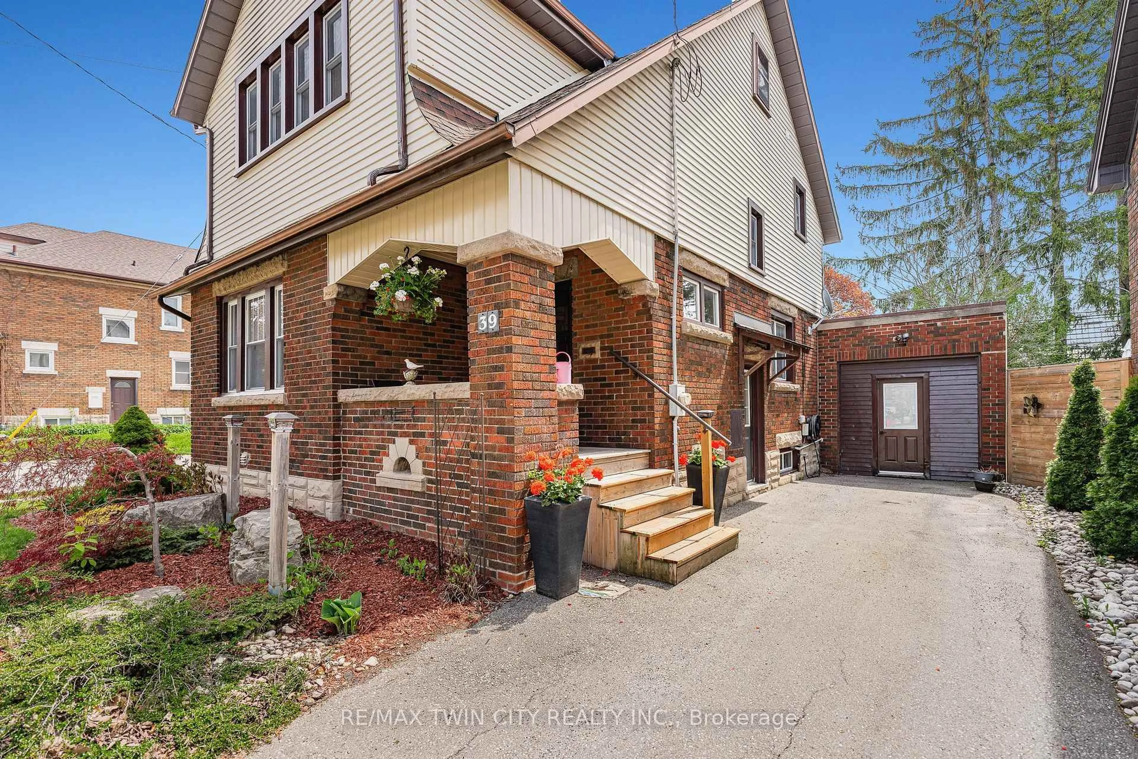 Home with brick exterior material, street for 39 Borden Ave, Kitchener Ontario N2H 3H9