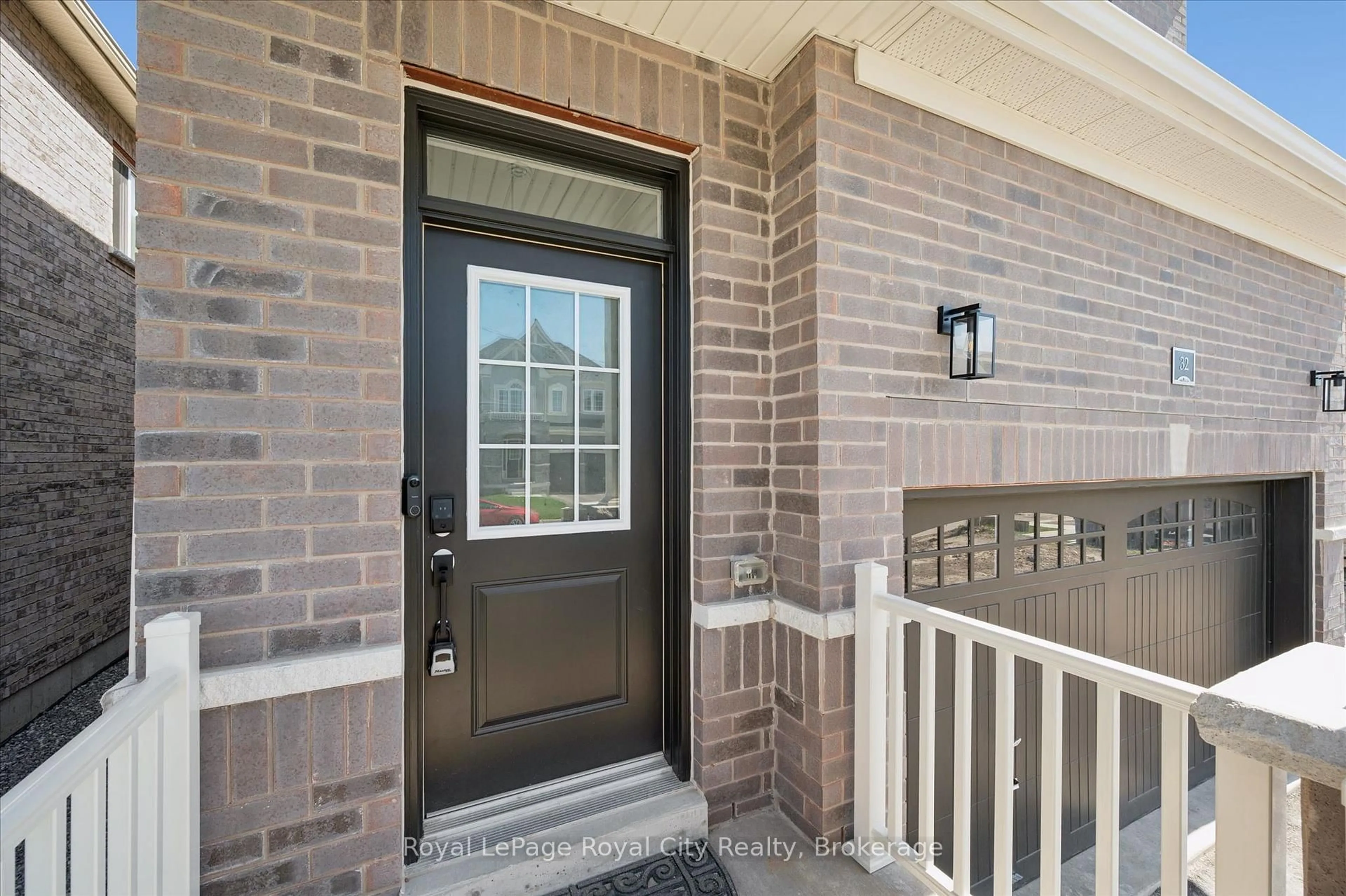 Indoor entryway for 32 Hutchison Rd, Guelph Ontario N1L 0R4