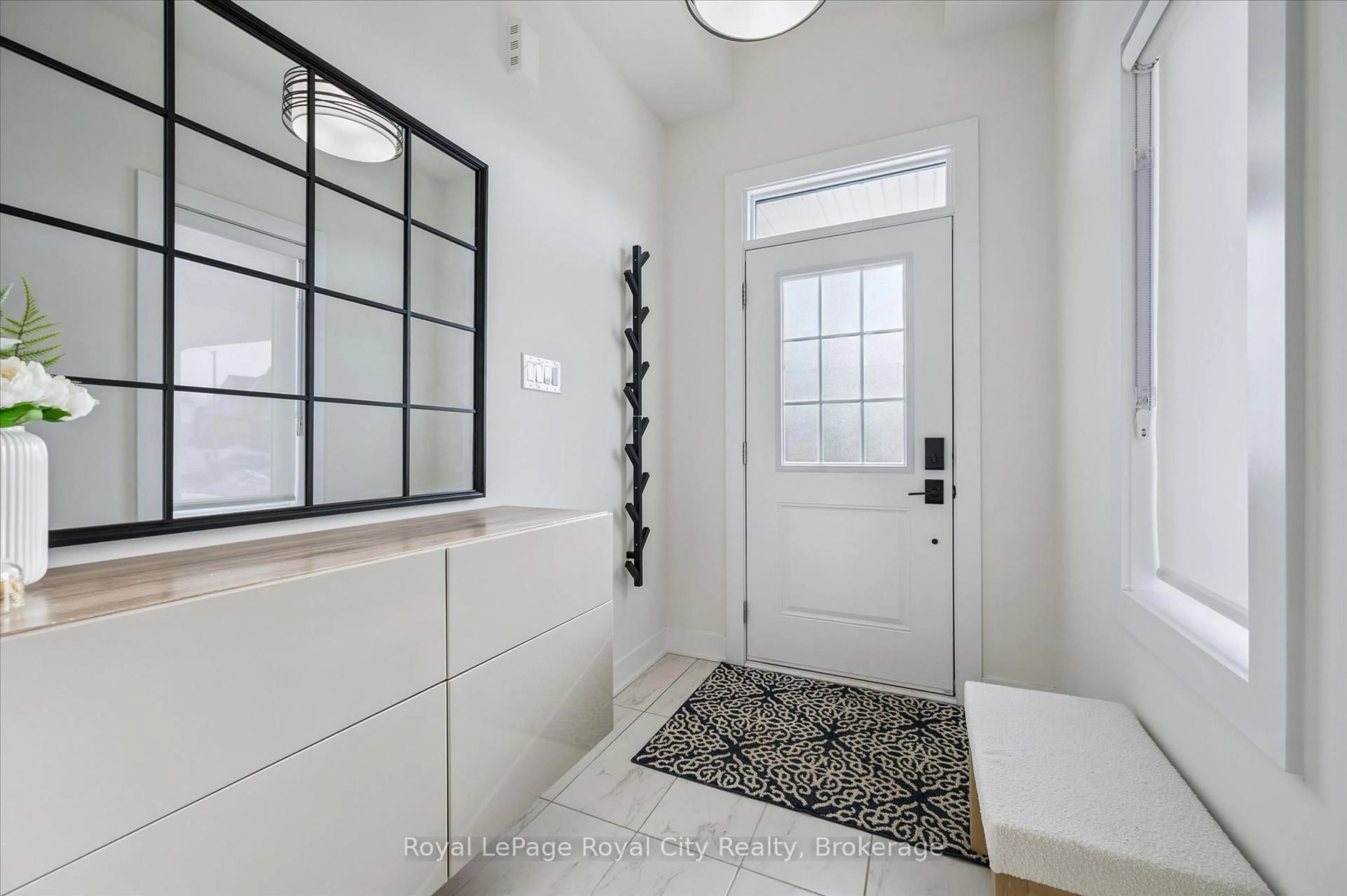 Indoor entryway for 32 Hutchison Rd, Guelph Ontario N1L 0R4