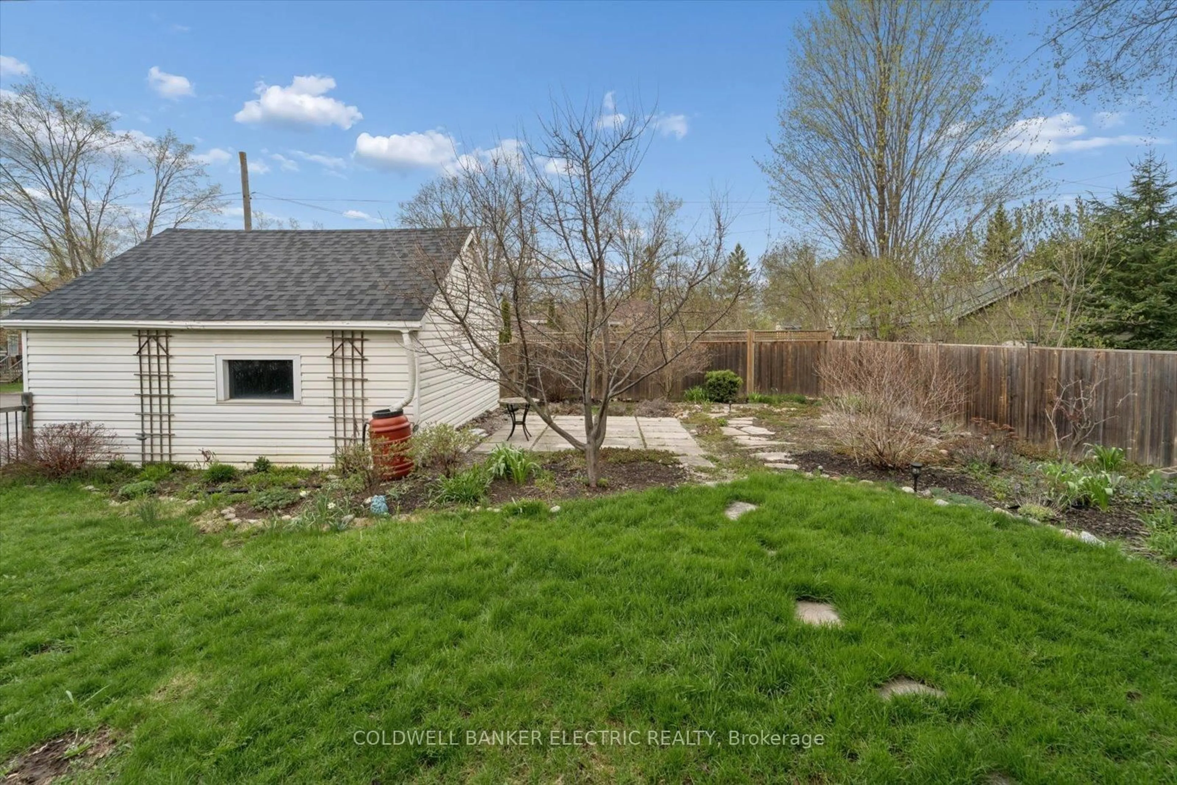 A pic from outside/outdoor area/front of a property/back of a property/a pic from drone, unknown for 252 Aberdeen Ave, Peterborough Ontario K9H 4W9