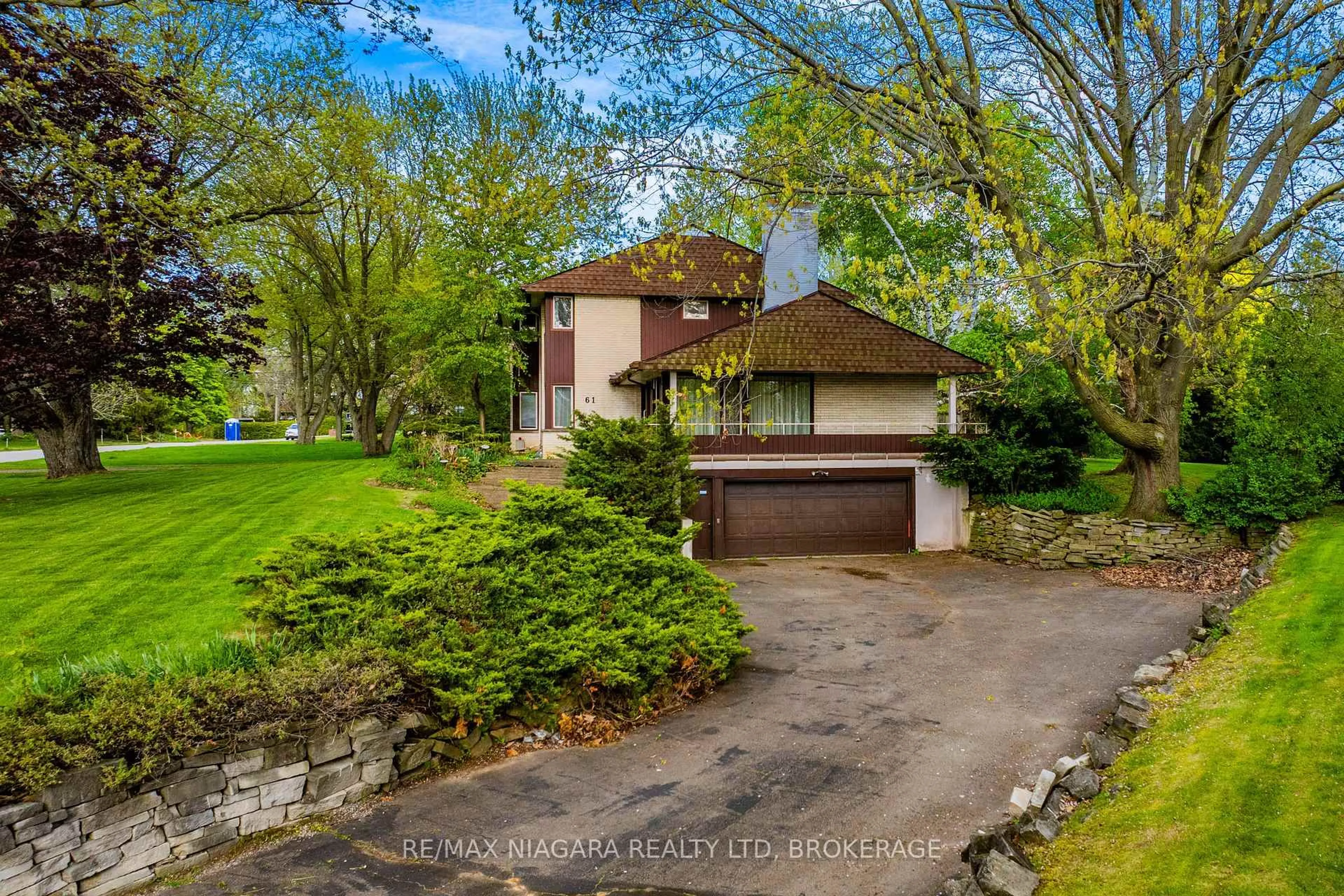 A pic from outside/outdoor area/front of a property/back of a property/a pic from drone, street for 61 Melrose Dr, Niagara-on-the-Lake Ontario L0S 1J0