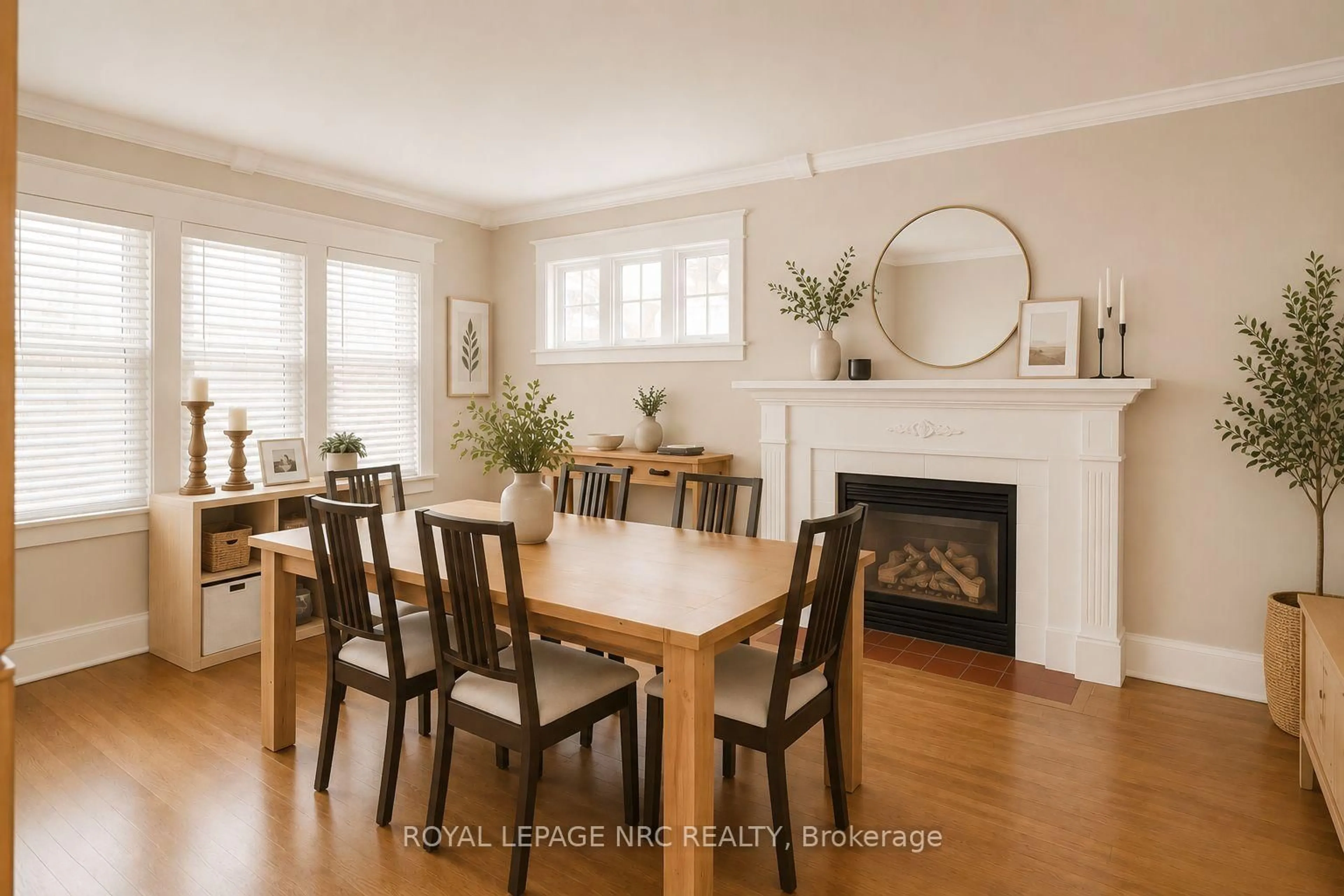 Dining room, wood/laminate floor for 92 Dufferin St, St. Catharines Ontario L2R 1Z8