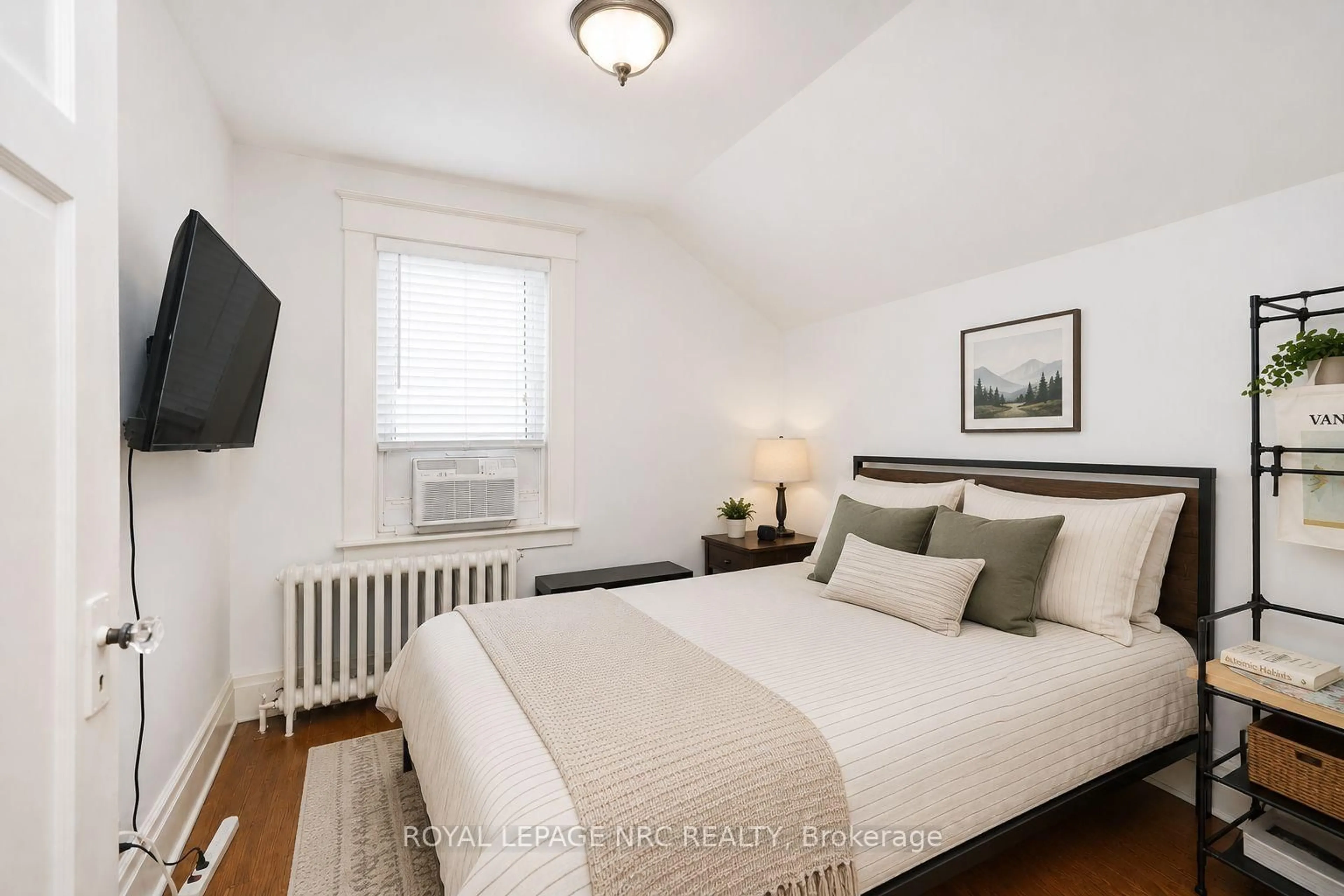Bedroom with bed, unknown for 92 Dufferin St, St. Catharines Ontario L2R 1Z8