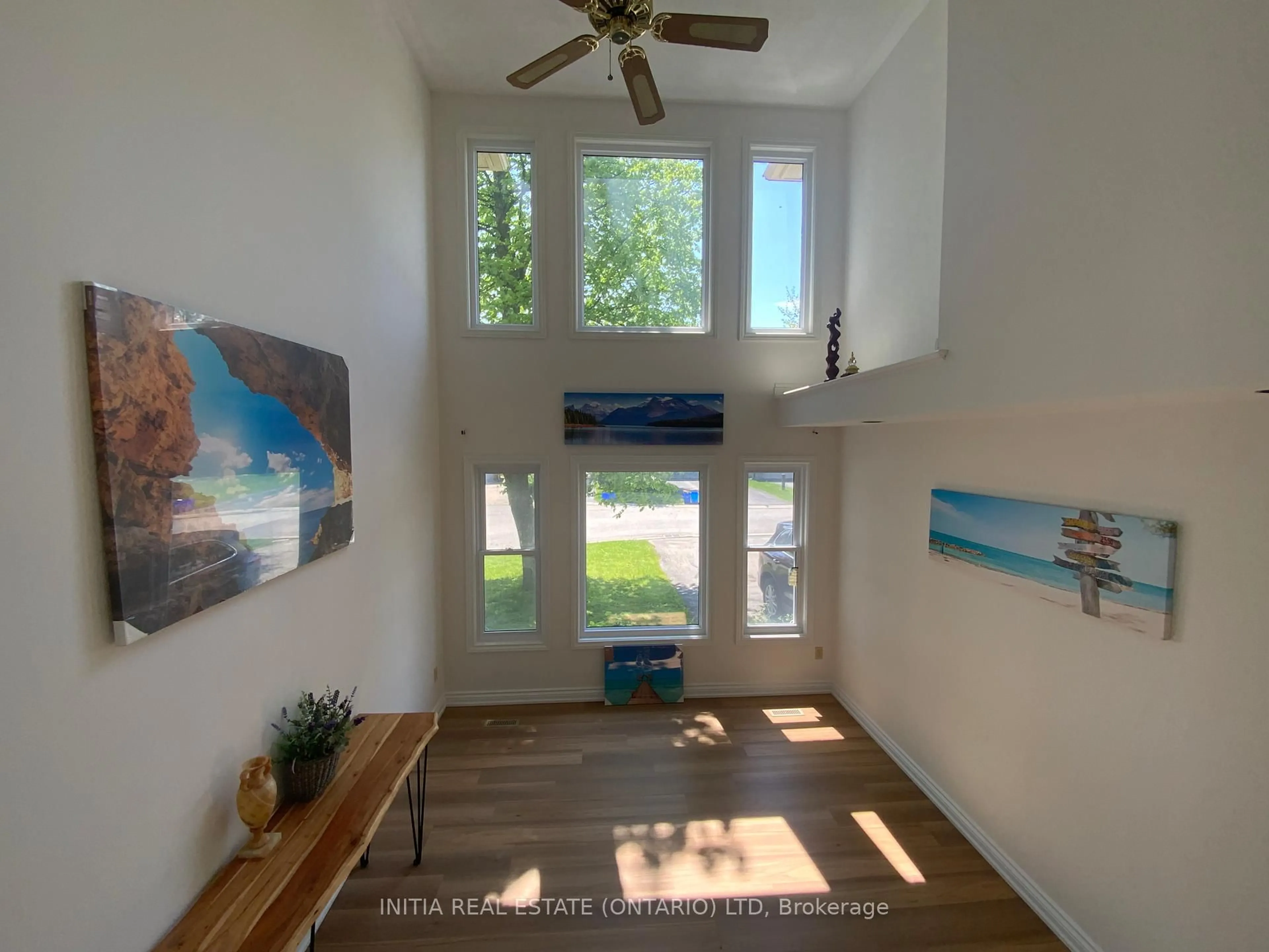 Indoor entryway for 101 Southcott Crt, London North Ontario N6G 4Y6