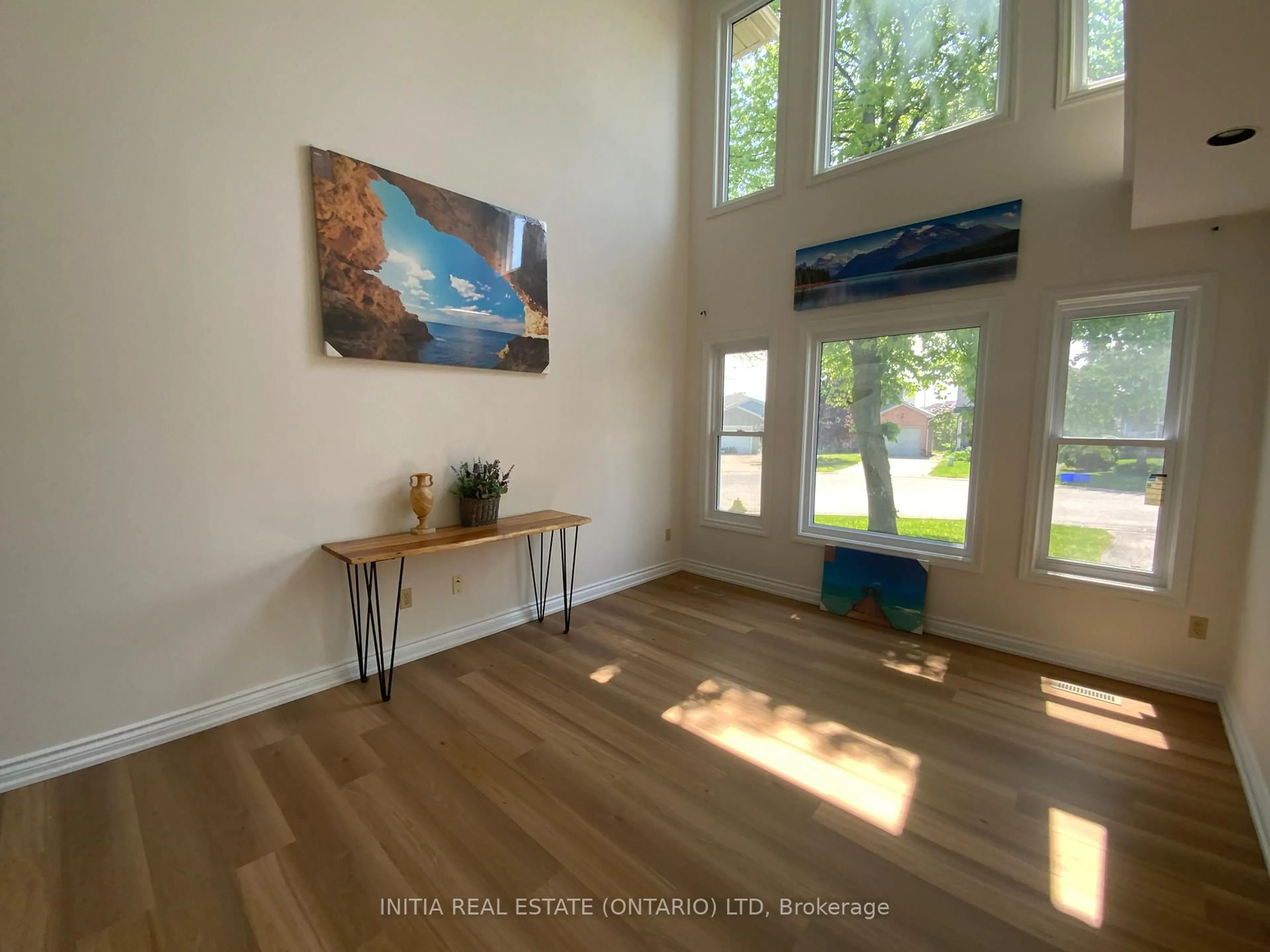 Indoor entryway for 101 Southcott Crt, London North Ontario N6G 4Y6