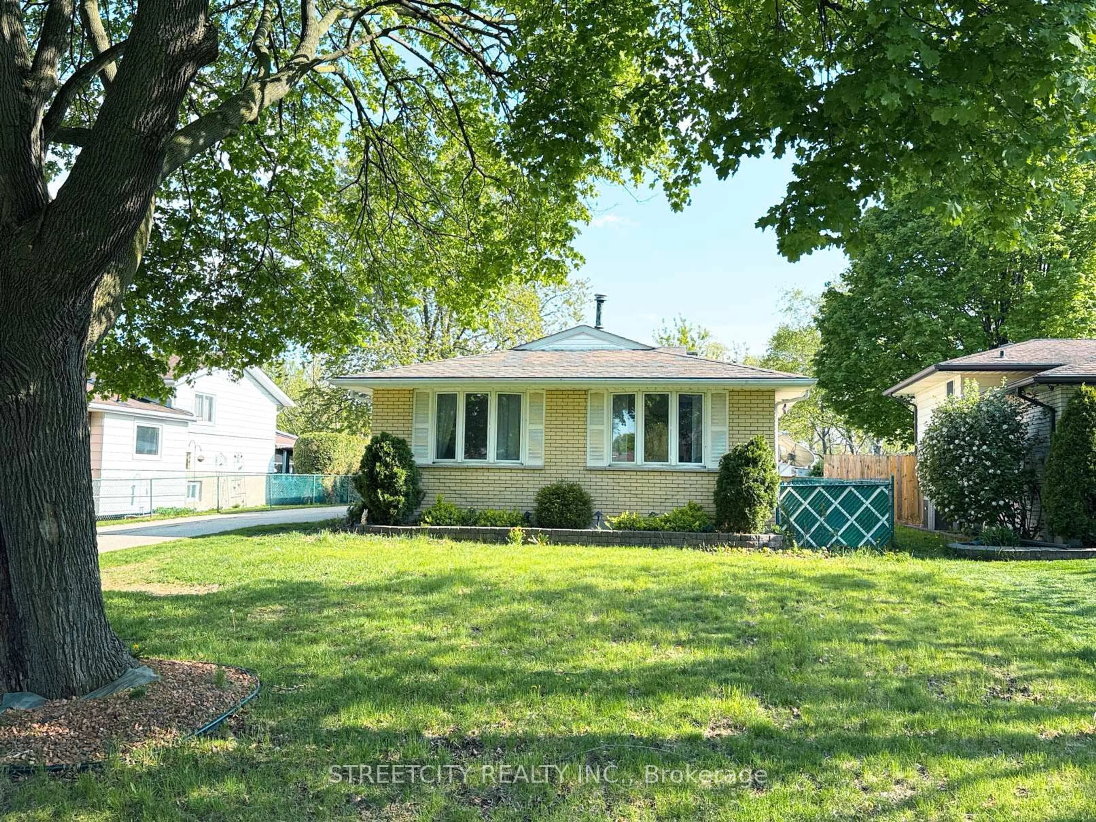 A pic from outside/outdoor area/front of a property/back of a property/a pic from drone, street for 785 Ross Ave, Sarnia Ontario N7T 7R1