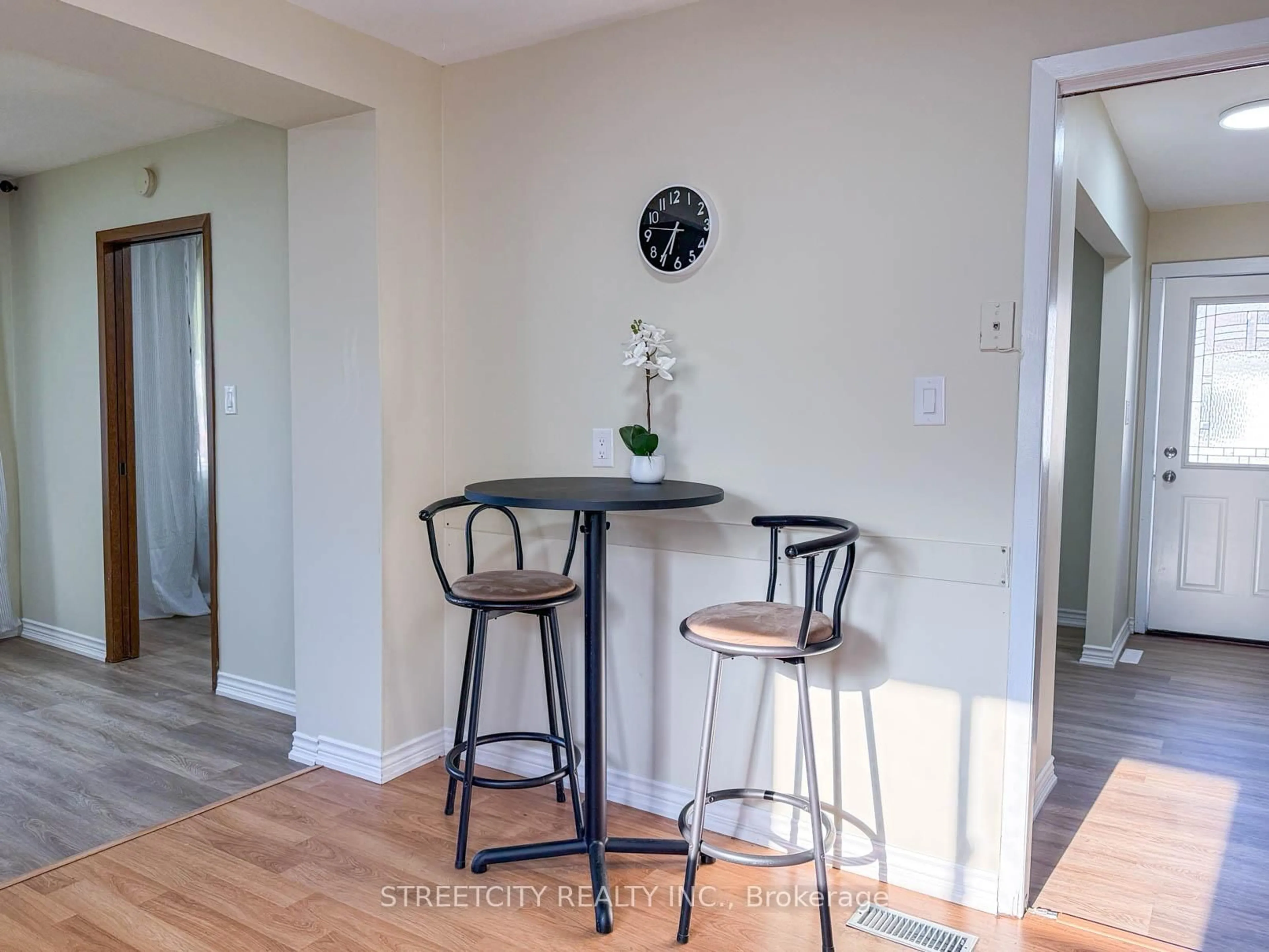 A pic of a room for 785 Ross Ave, Sarnia Ontario N7T 7R1