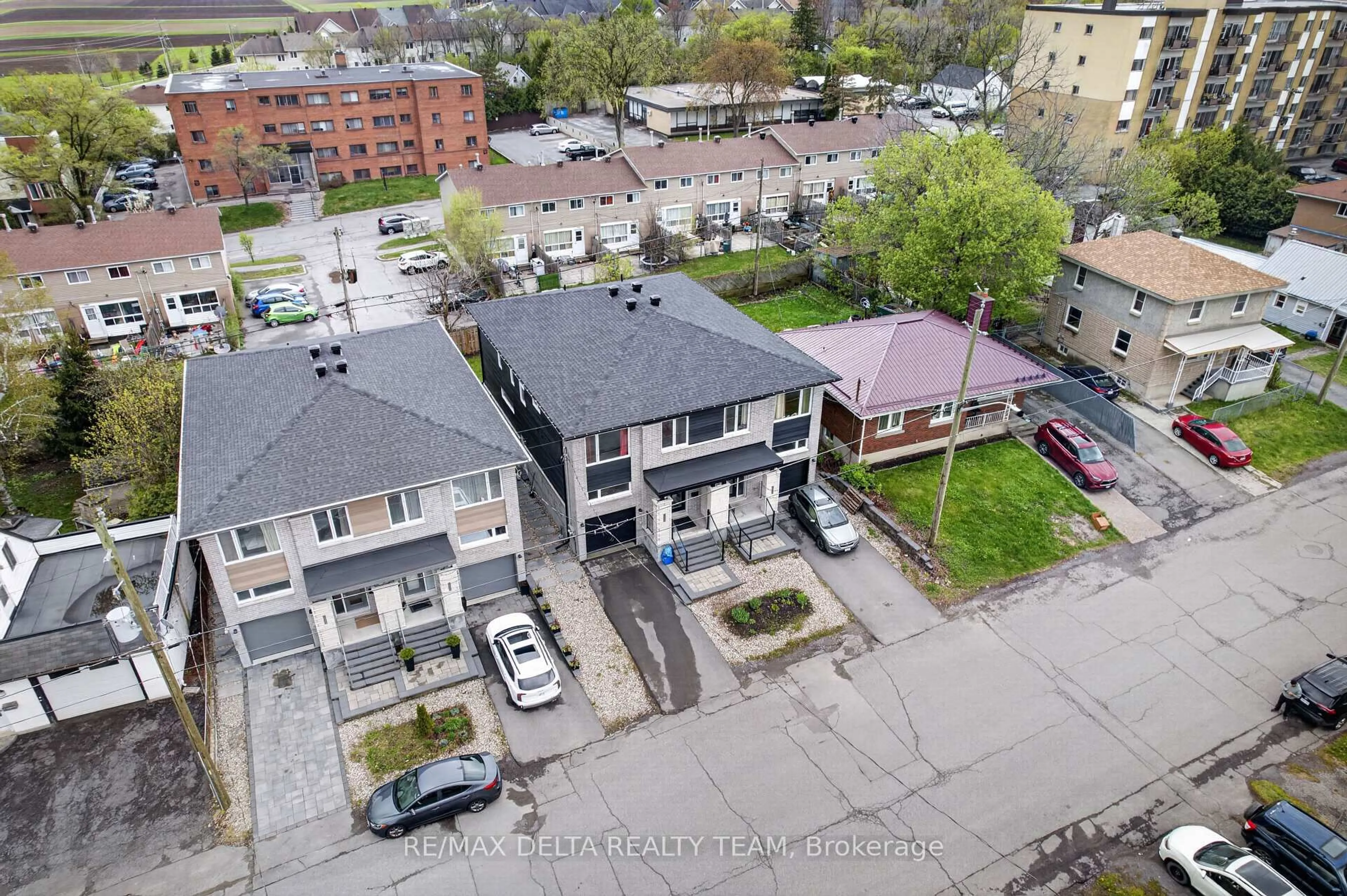 A pic from outside/outdoor area/front of a property/back of a property/a pic from drone, street for 1400 Mayview Ave, Ottawa Ontario K1Z 8H7