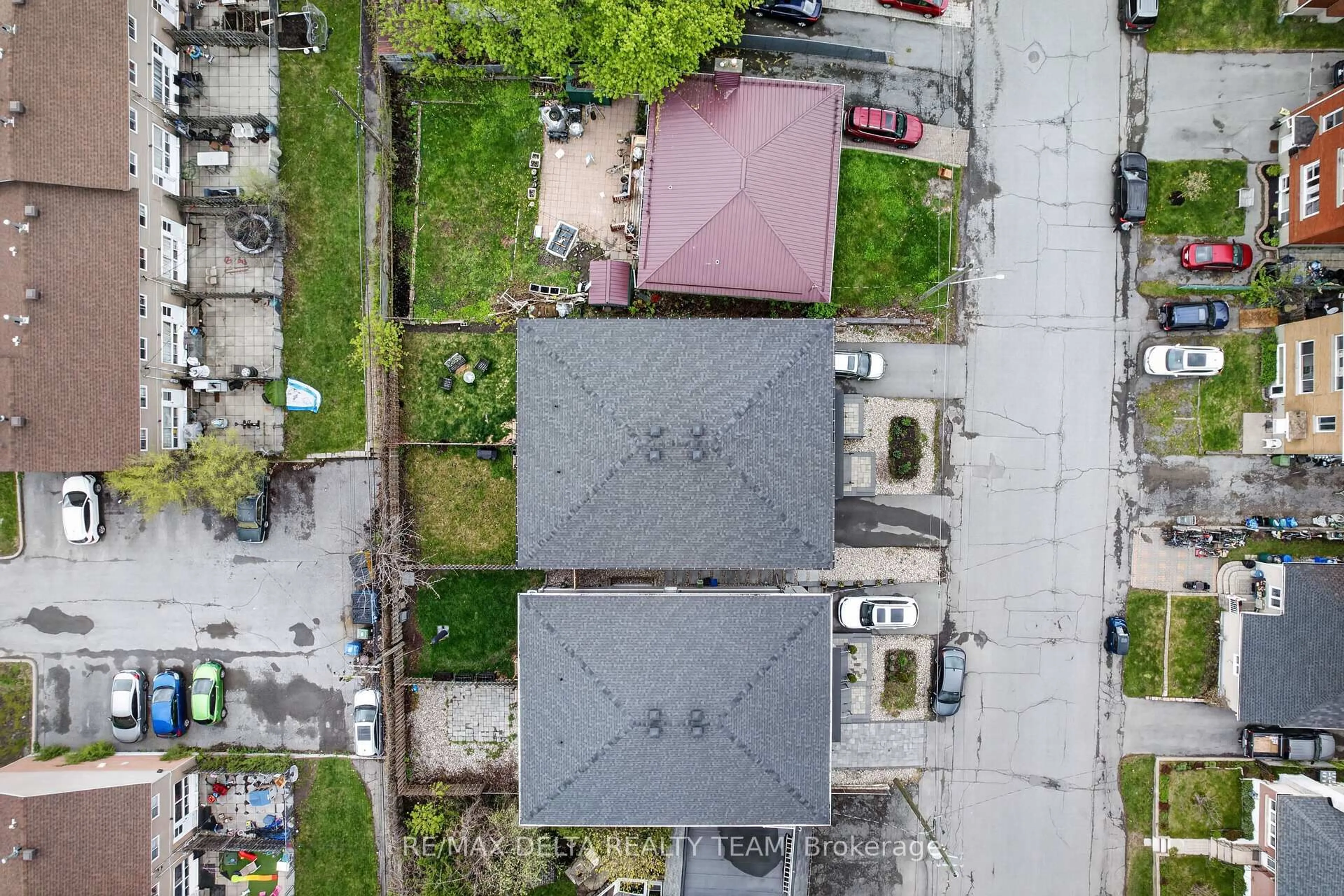 A pic from outside/outdoor area/front of a property/back of a property/a pic from drone, street for 1400 Mayview Ave, Ottawa Ontario K1Z 8H7