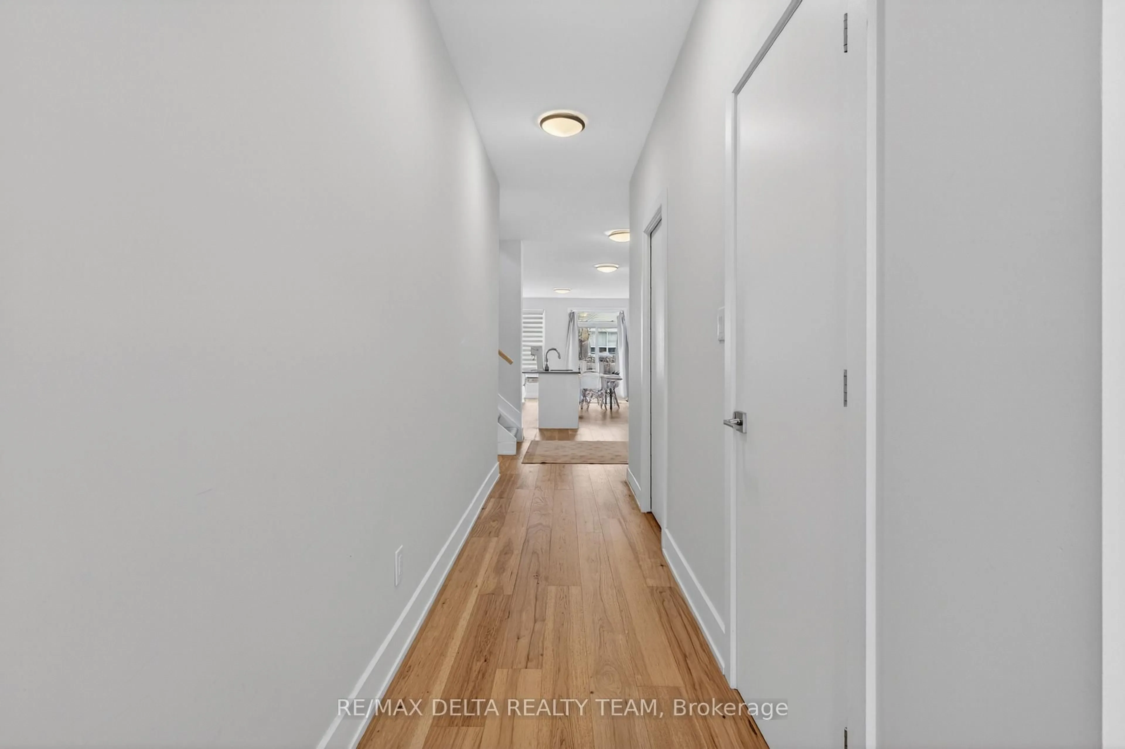 Indoor entryway for 1400 Mayview Ave, Ottawa Ontario K1Z 8H7