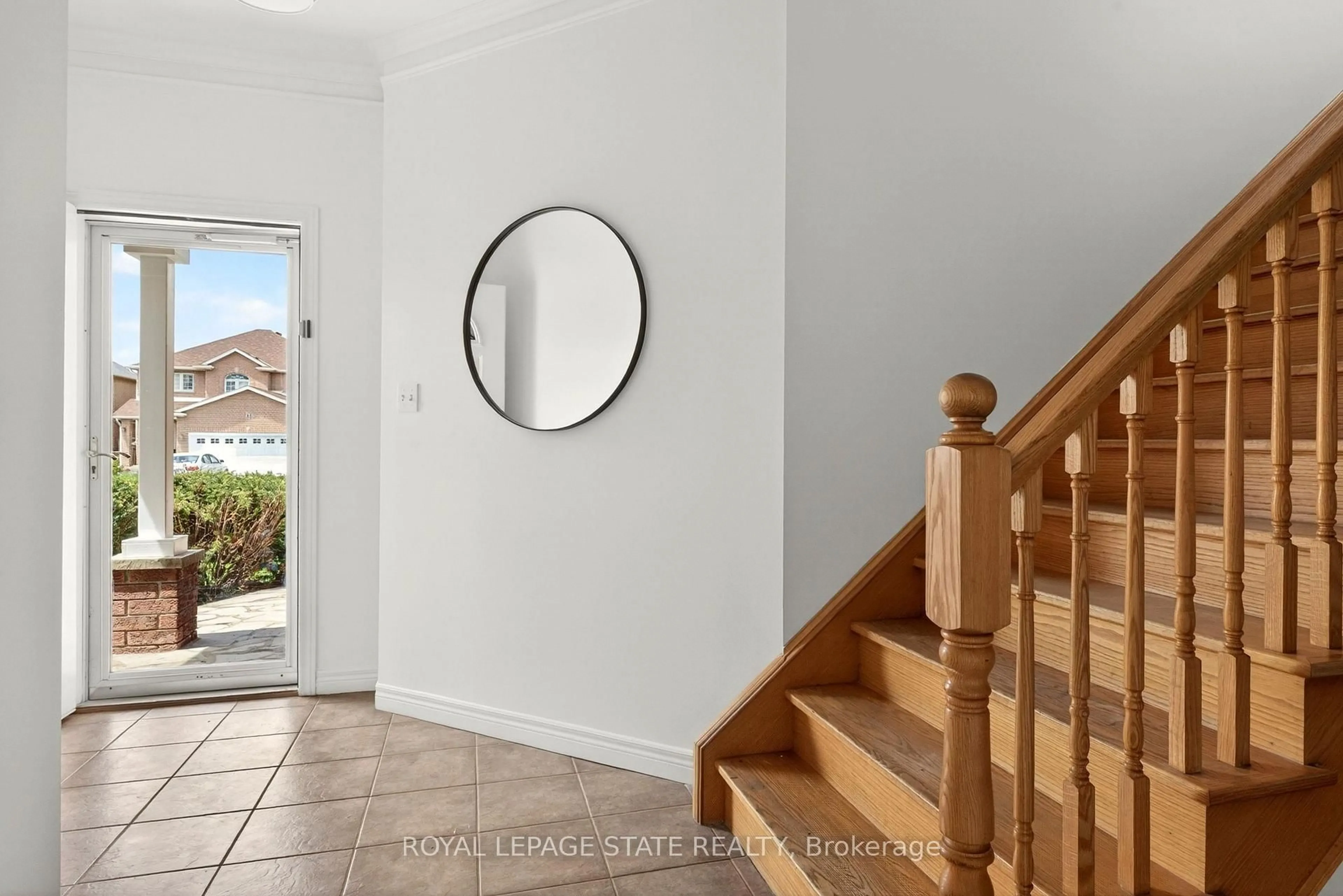 Indoor entryway for 39 Distin Dr, Hamilton Ontario L9A 5K4