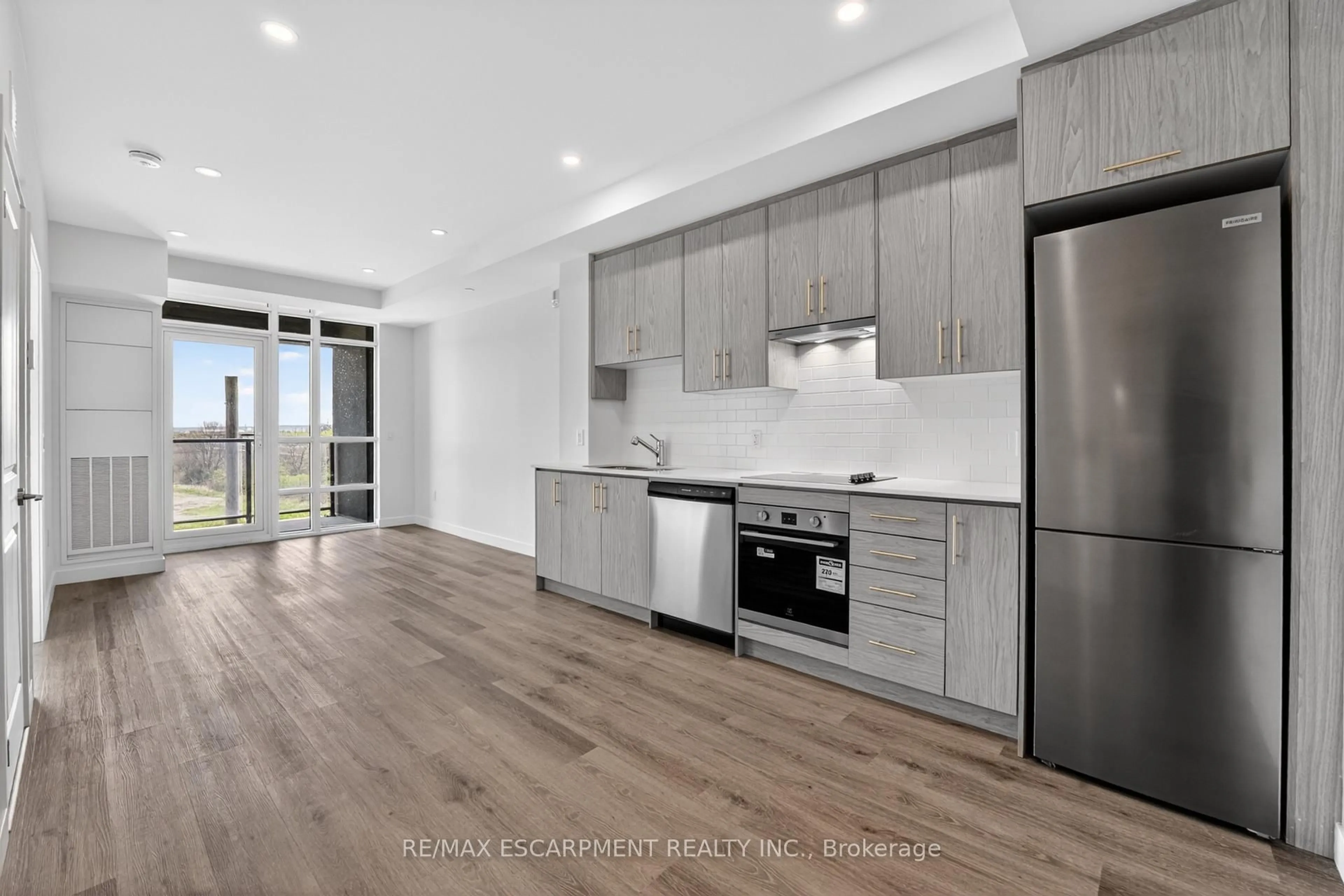Open concept kitchen, wood/laminate floor for 461 Green Rd #321, Hamilton Ontario L8E 0L5