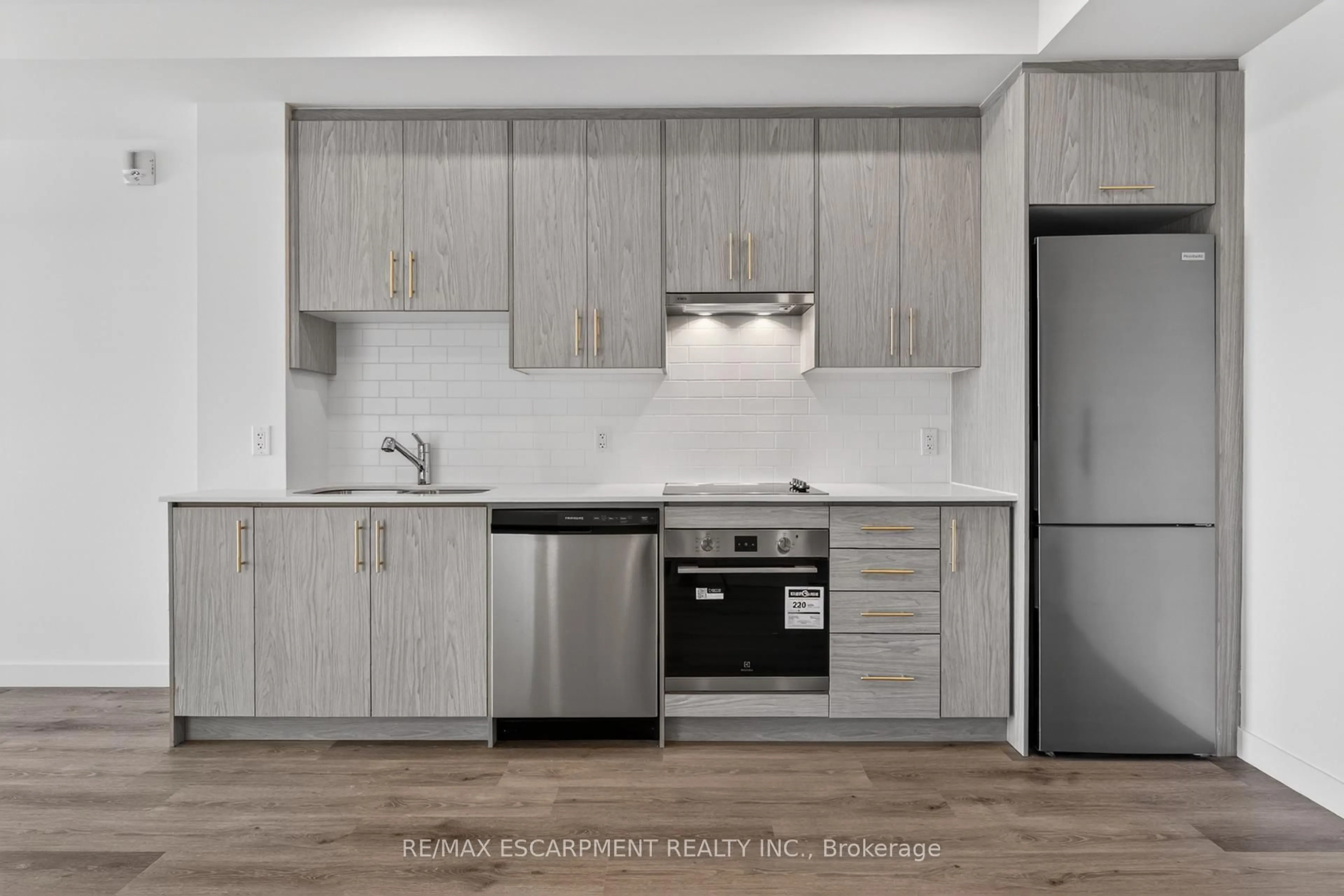 Standard kitchen, wood/laminate floor for 461 Green Rd #321, Hamilton Ontario L8E 0L5